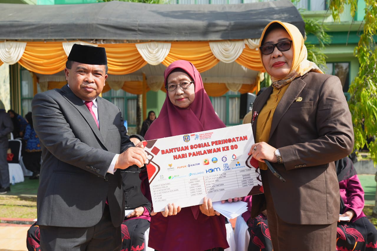 BANTUAN: Wakil Wali Kota Bontang Agus Haris secara simbolis menyerahkan bantuan kepada istri veteran. (KMF-ADIEPRAJA UNTUK BERAU POST)