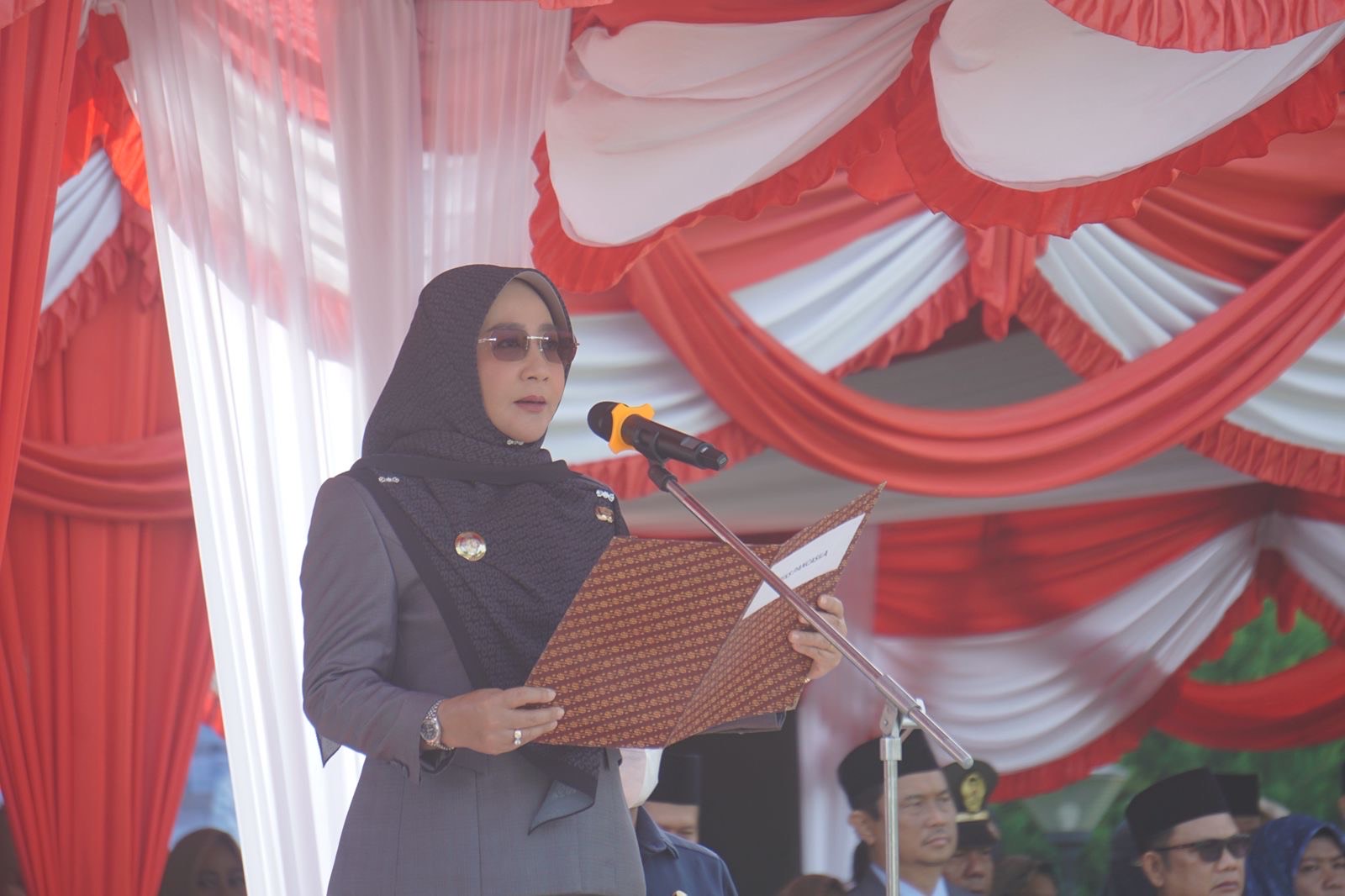 UPACARA PERINGATAN: Bupati Berau Sri Juniarsih memimpin upacara peringatan Hari Pahlawan di halaman Kantor Bupati Berau, Senin (10/11). (IZZA/BP)