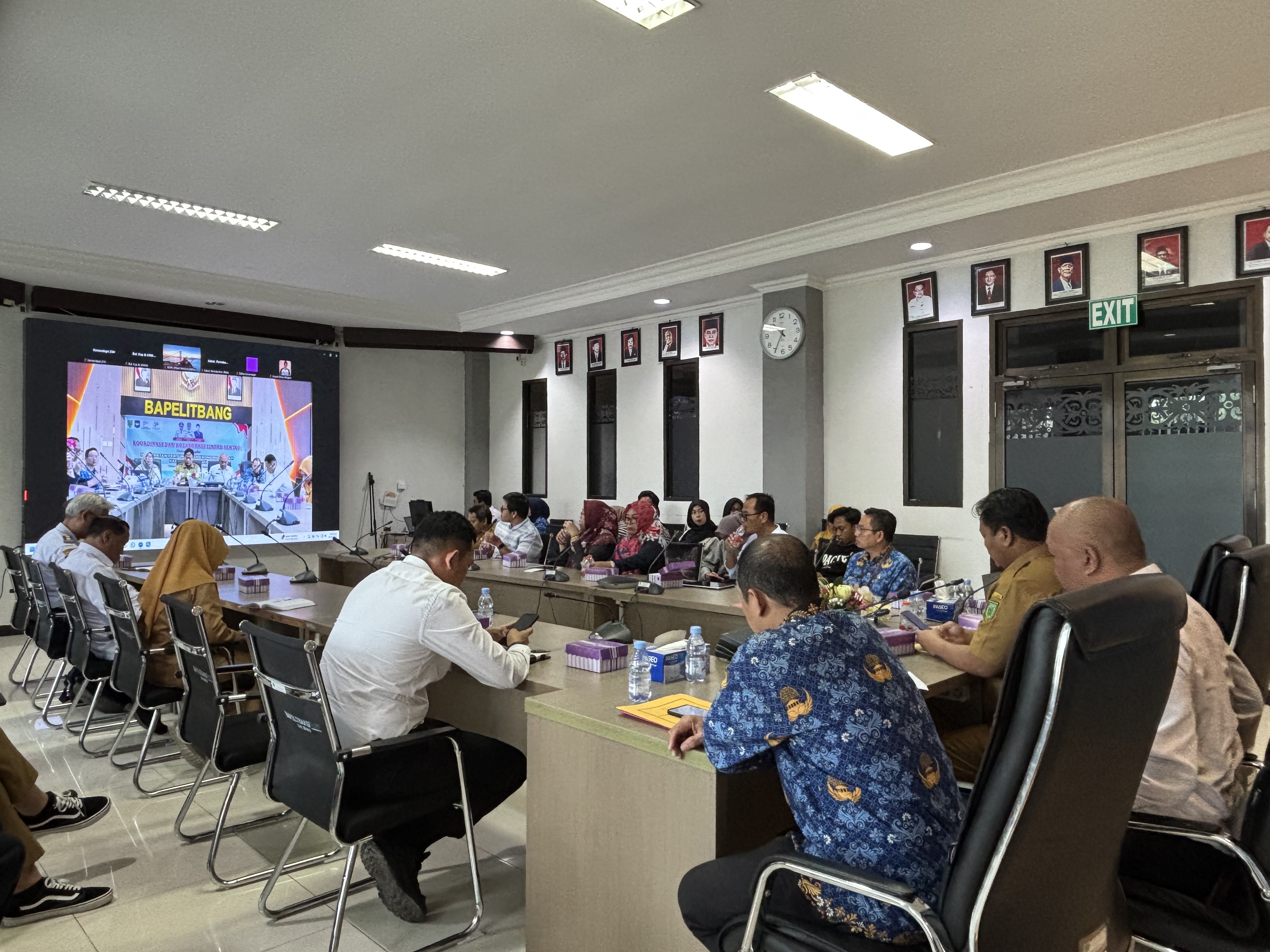 EKONOMI TUMBUH: Suasana rapat koordinasi dan kolaborasi lintas sektor dalam rangka percepatan pertumbuhan ekonomi daerah, di RKPD Bapelitbang, Senin (10/11). (IZZA/BP)