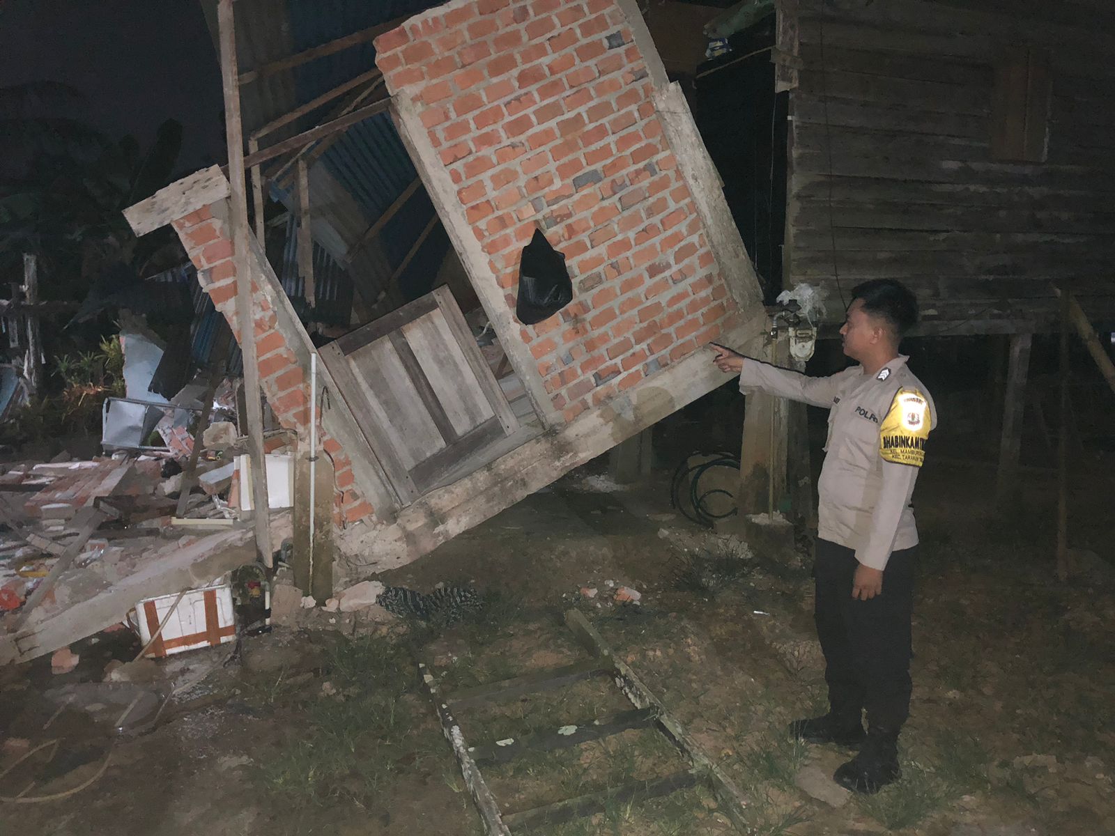 ALAMI KERUSAKAN: Salah satu rumah warga di Tarakan yang rusak dampak gempa yang terjadi beberapa waktu lalu. (HRK)