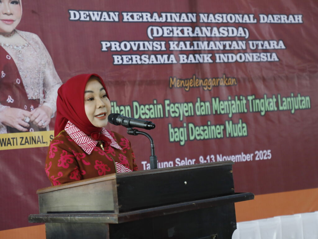 BERI SAMBUTAN: Ketua Dekranasda Provinsi Kaltara Rahmawati Zainal, optimistis provinsi ke 34 ini menjadi yang terbaik dalam desain fesyen berciri khas daerah. (DKISP KALTARA)