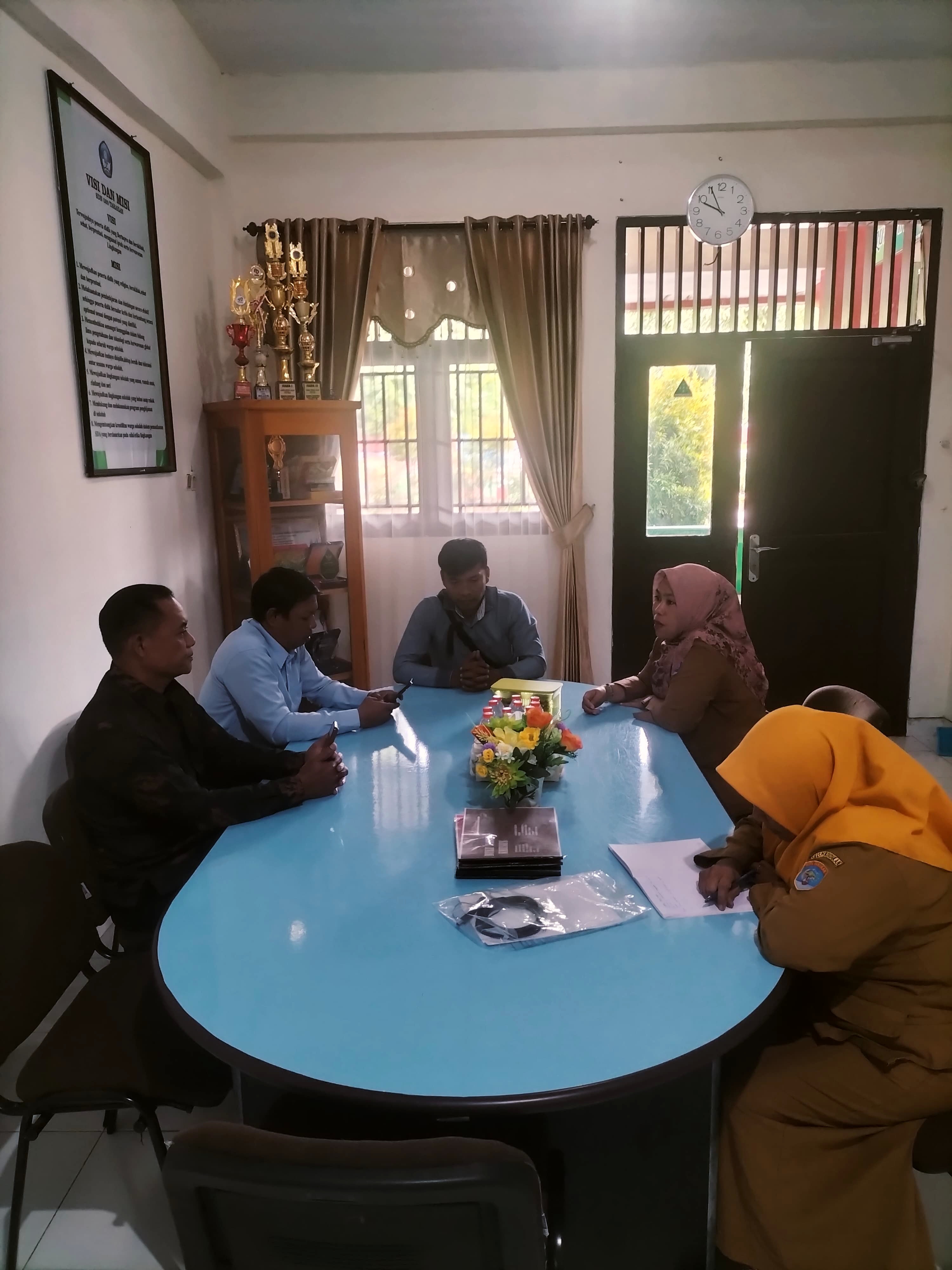 KLARIFIKASI: Unit Reskrim Polsek Tarakan Barat mendatangi guru yang diduga menyebarkan video hoaks terkait penculikan anak, Selasa (11/11). (POLRES TARAKAN UNTUK HRK)