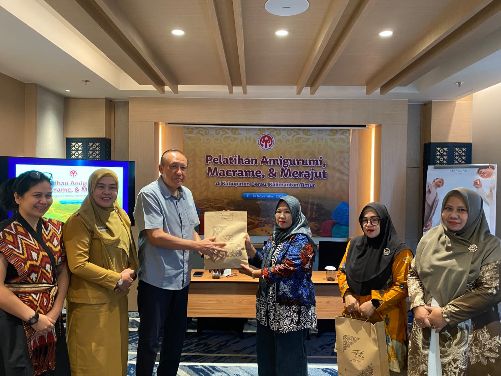 BEKALI KETERAMPILAN: Sebanyak 60 perajin mengikuti pelatihan ilmu teknik Amigurumi, Macrame dan Merajut kepada 60 perajin di Berau. (SENO/BP)