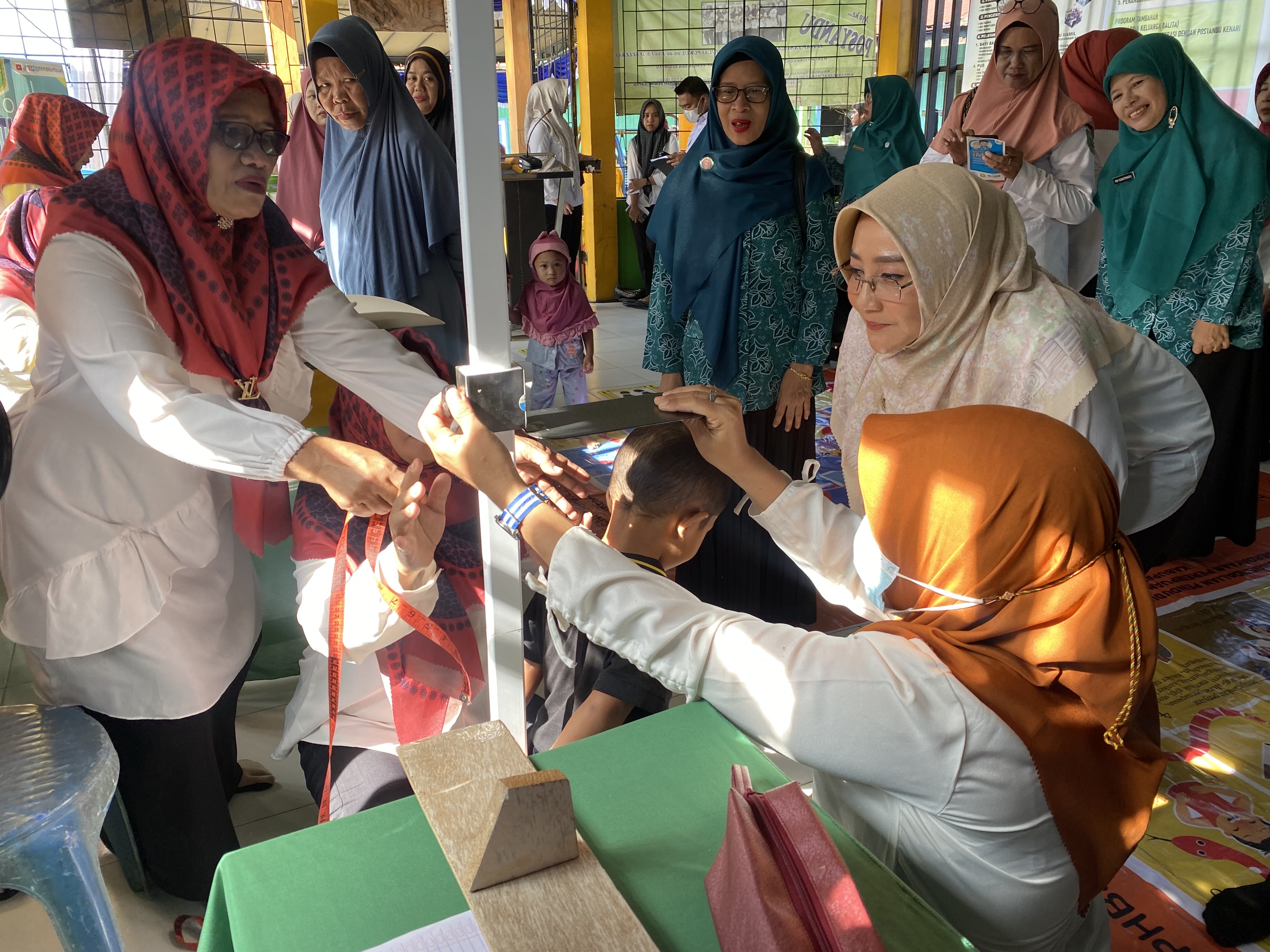 JADI PERHATIAN: Bupati Berau Sri Juniarsih saat melihat pengukuran tinggi badan anak di posyandu. (IZZA/BP)
