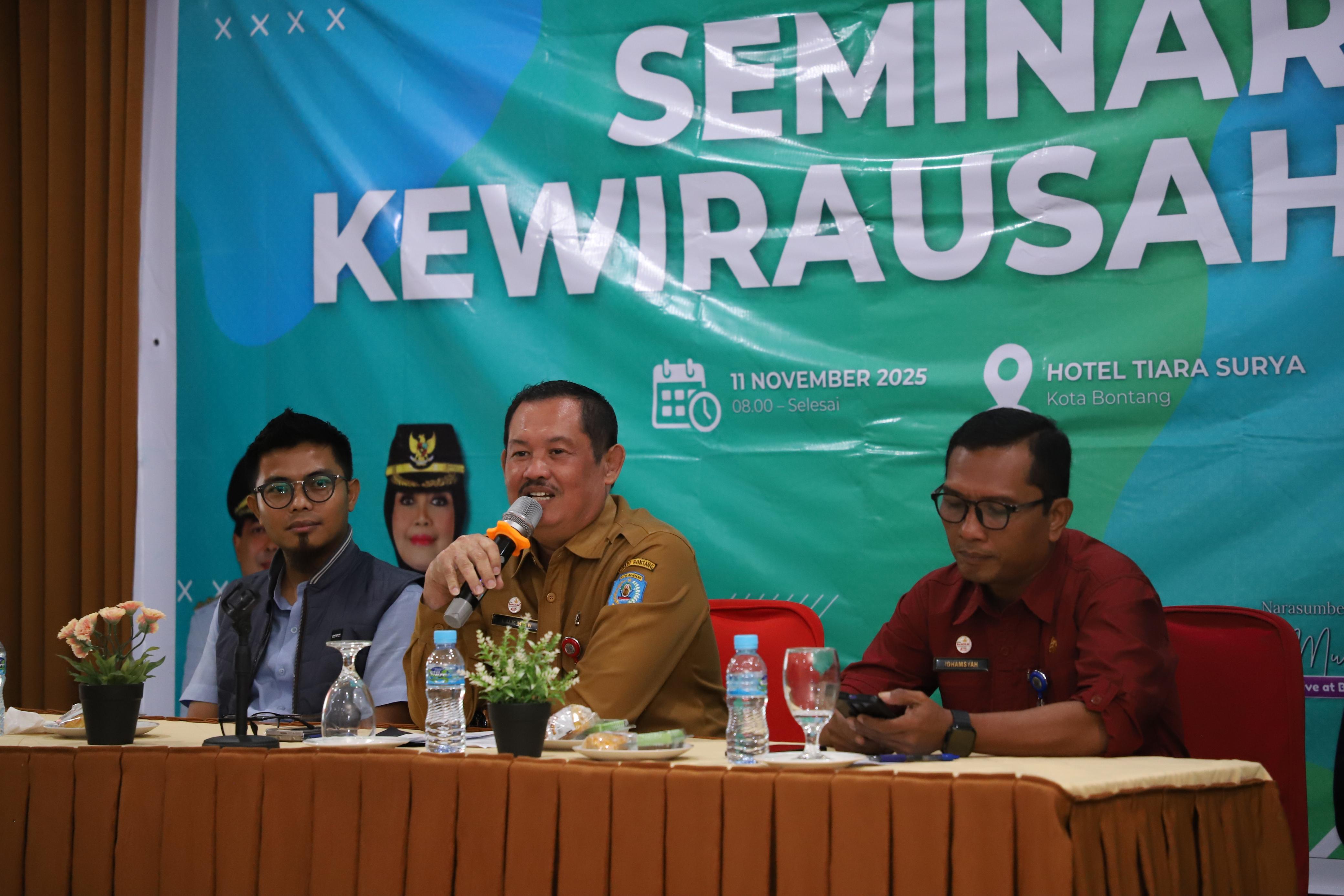 SEMINAR: Staf Ahli Bidang PKSDM Setda Bontang Lukman saat membuka Seminar Kewirausahaan Pemuda Tahun 2025 di Ballroom Hotel Tiara Surya, Selasa (11/11). (KMF-FAHMI UNTUK BERAU POST)