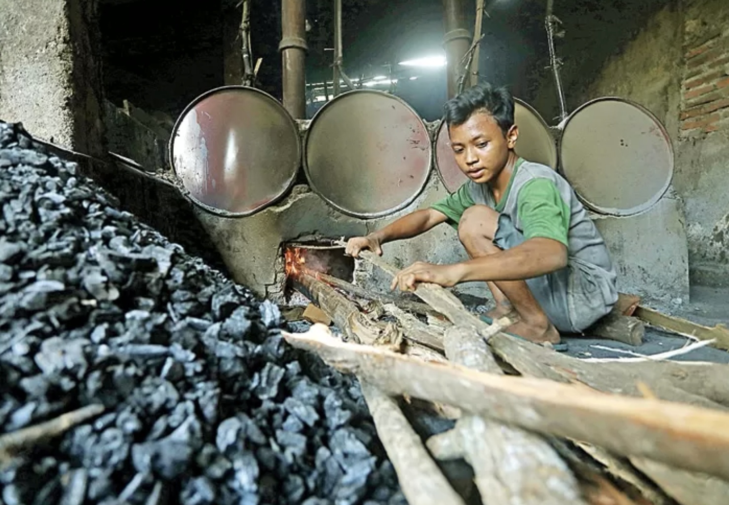 TURUN TEMURUN: Pekerja di pabrik pembuatan etanol dari tetes tebu di Desa Bekonang, Sukoharjo. (HENDRA EKA/JAWA POS)