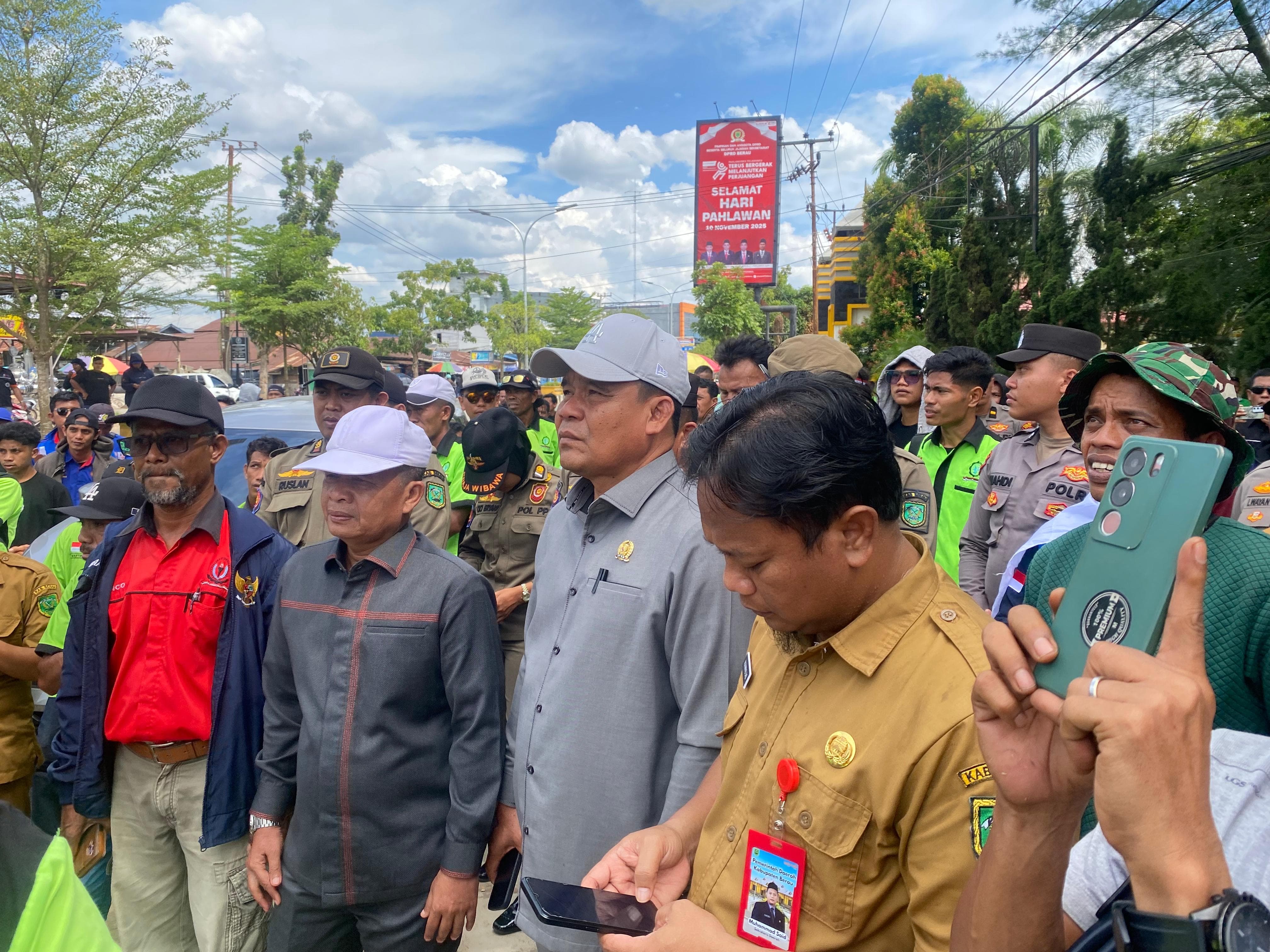 AKSI DAMAI: Massa saat menggelar aksi di depan kantor DPRD kemarin. (ARTA KUSUMA YUNANDA/BP)