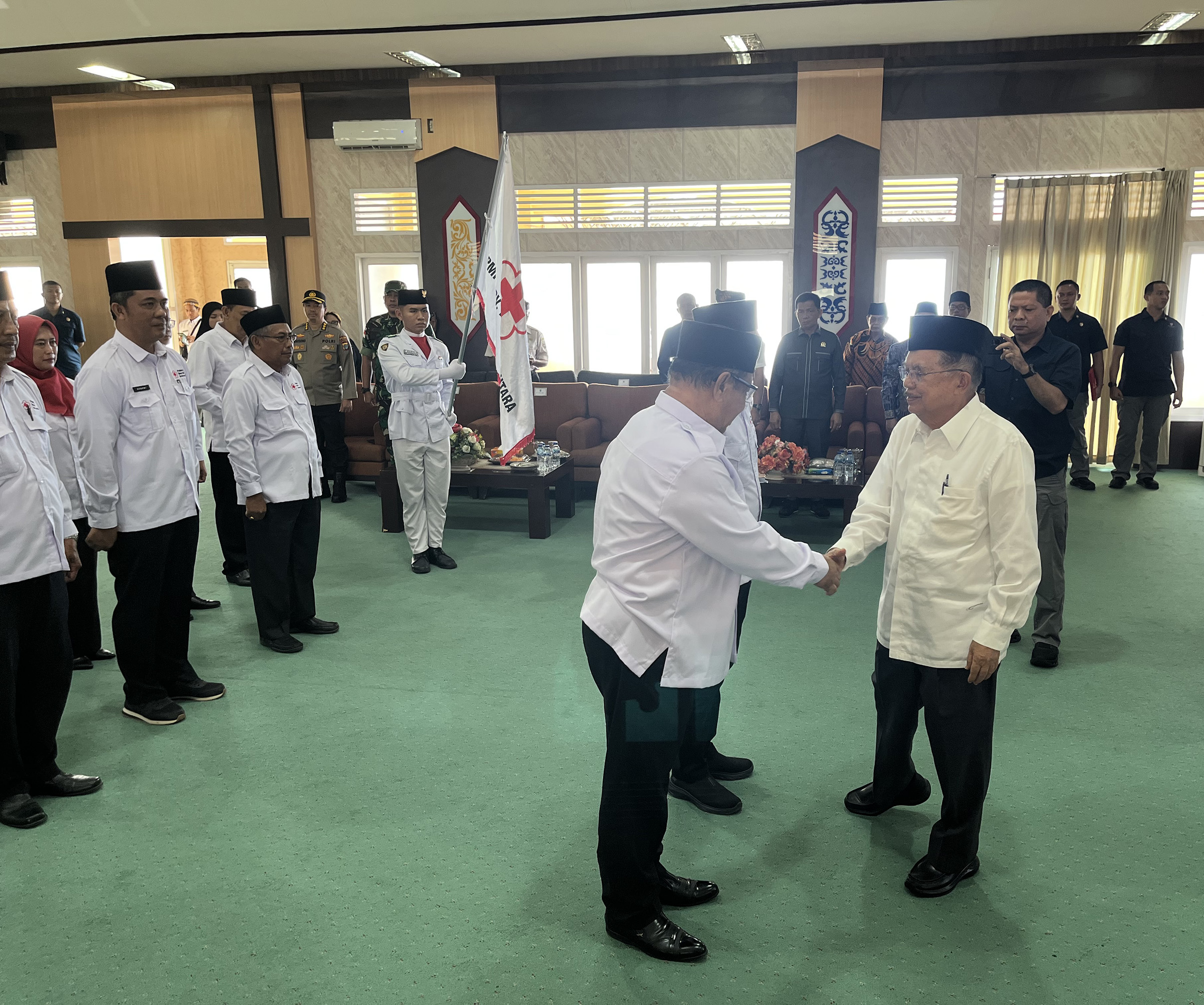 LANTIK KEPENGURUSAN: Ketua Umum PMI Pusat Jusuf Kalla (kanan) melantik kepengurusan PMI Kaltara periode 2025-2030, Rabu (12/11). (FAISAL/HRK)