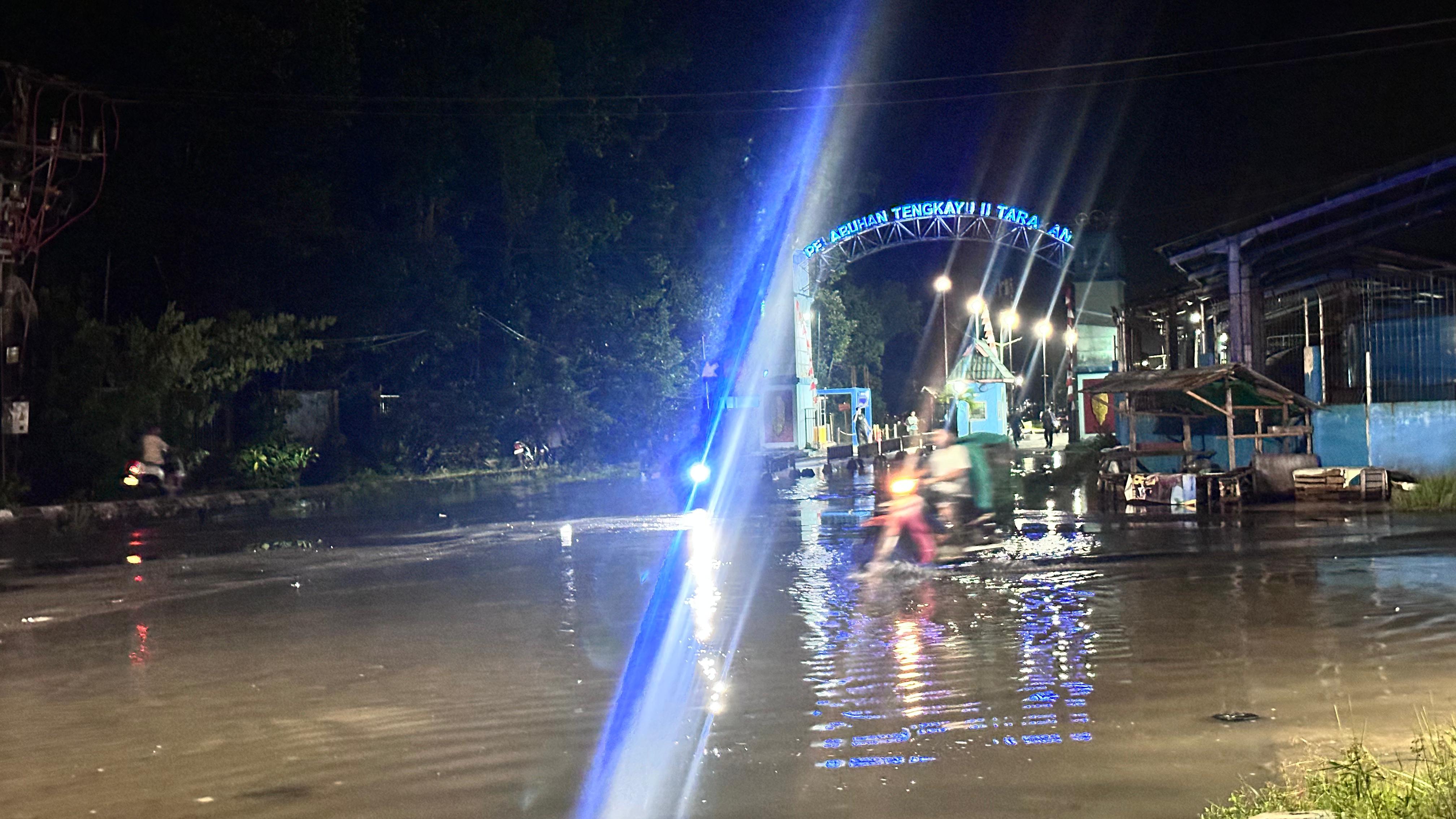 BANJIR ROB: Air pasang menggenangi beberapa ruas jalan di Tarakan belum lama ini. (HRK)