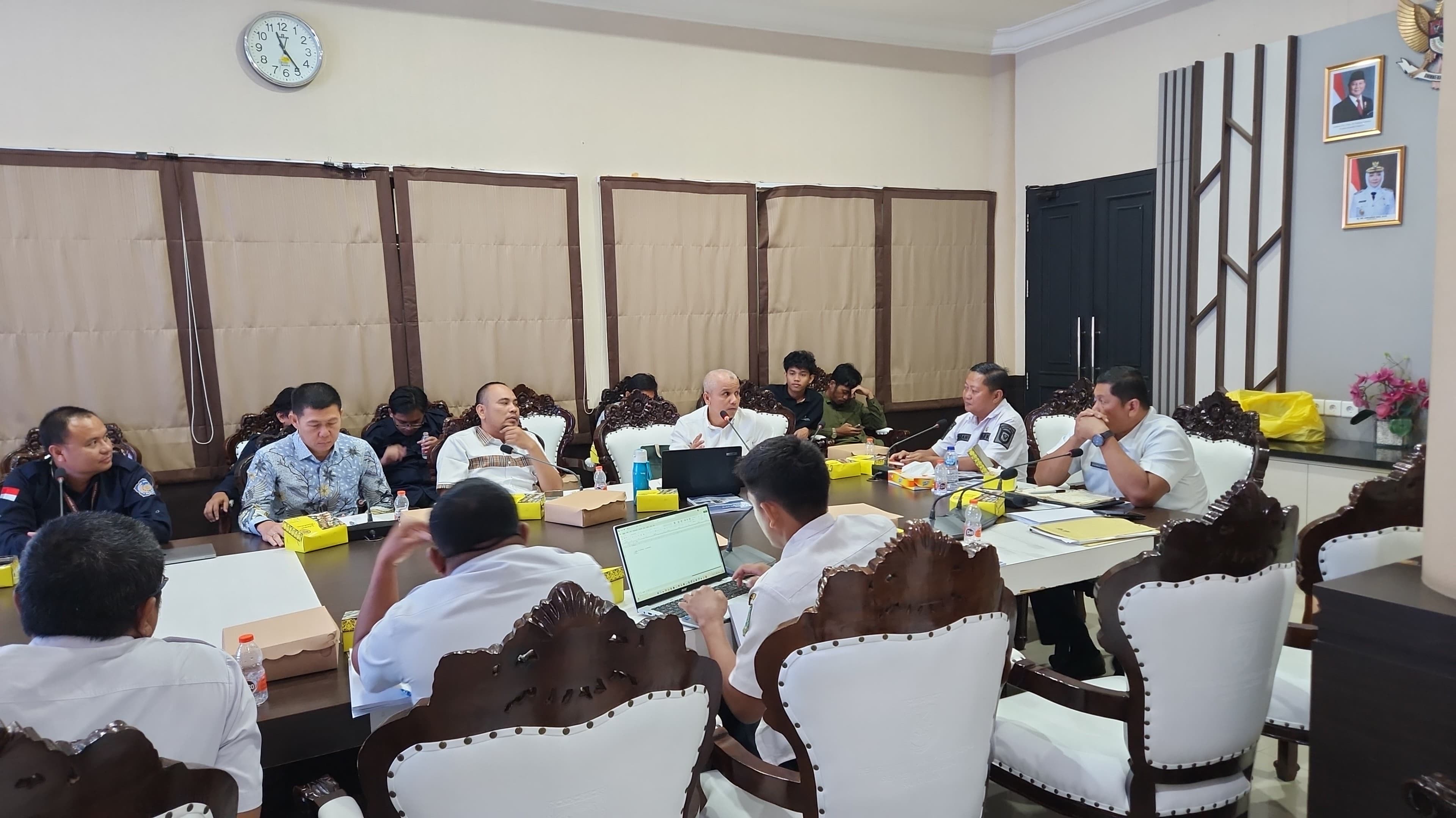 RAPAT AUDIENSI: Pemkab Berau saat membahas kerangka acuan kerja sama dan FS terkait pengelolaan sampah antara pemerintah daerah dan badan usaha. (MARNI/BP)