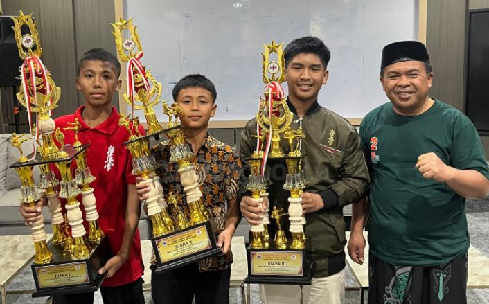 PRESTASI: Wakil Wali Kota Bontang Agus Haris (kanan) bersama tiga pelajar Bontang yang meraih juara Kejurnas Karate. (DWI KURNIAWAN UNTUK BERAU POST)