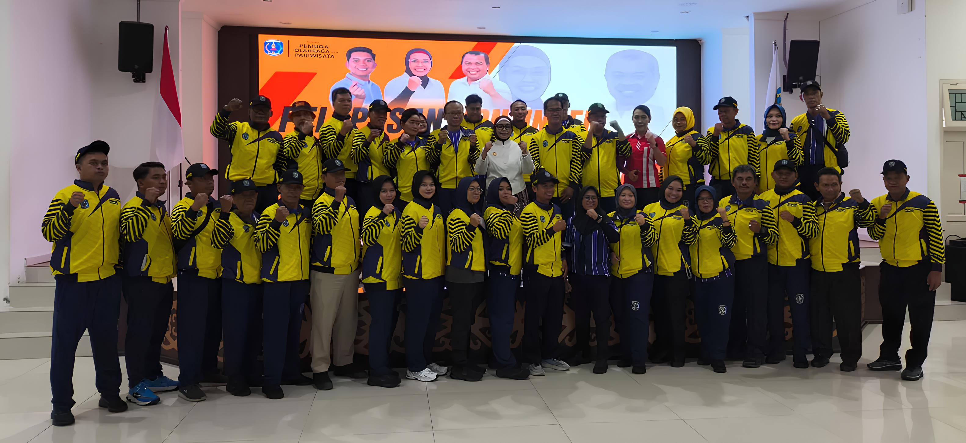 DILEPAS: Wali Kota Bontang Neni Moerniaeni melepas 208 atlet Bontang yang akan berlaga di Popda Kaltim 2025. (DISKOMINFO BONTANG UNTUK BERAU POST)