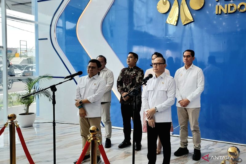 Menko PM Muhaimin Iskanda dalam konferensi pers bersama Menteri Pelindungan Pekerja Migran Indonesia (P2MI) Mukhtarudin terkait Program SMK Go Global di Jakarta, Rabu (12/11). (ANTARA)