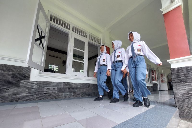 Sejumlah siswa Sekolah Rakyat Menengah Atas (SRMA) 19 Bantul, DIY, melintas di depan ruang kelas pada Kamis (6/11/2025).  (ANTARA)