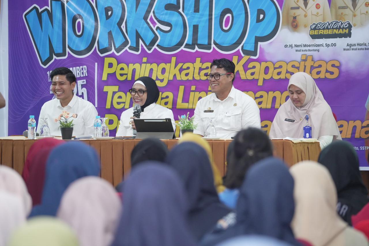 PENINGKATAN: Wali Kota Bontang Neni Moerniaeni saat membuka Peningkatan Kapasitas Lini Lapangan Program Bangga Kencana di Ballroom Hotel Tiara Surya, Bontang Utara, Rabu (12/11). (KMF-HENDRA UNTUK BP)