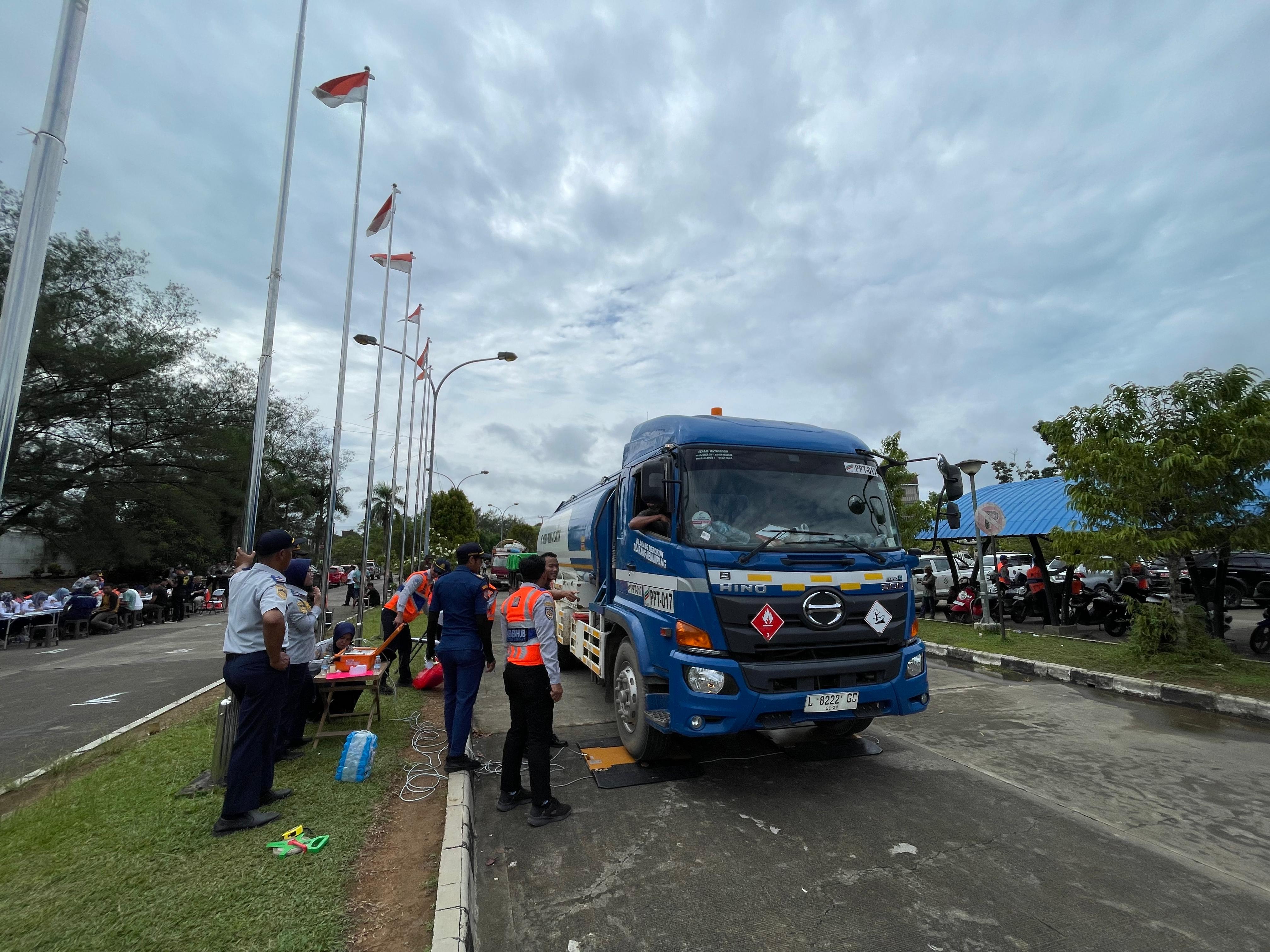 PERKETAT PENGAWASAN: Dishub Berau bersama BPTD Kaltim-Kaltara melaksanakan pengawasan kendaraan ODOL, Rabu (12/11). (SENO/BP)
