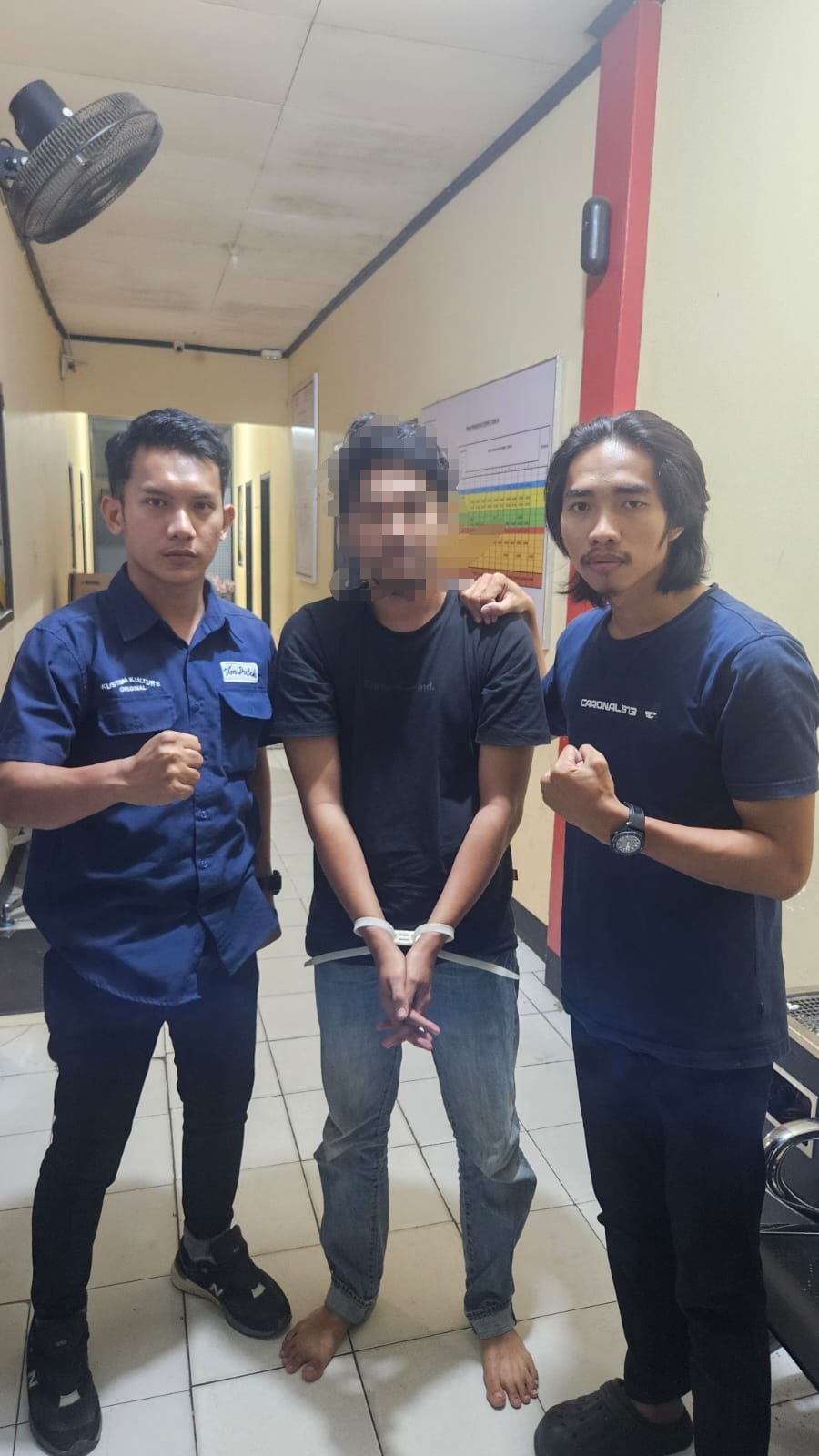 BEKUK TERSANGKA: Personel Satreskrim Polres Tarakan bekuk salah seorang tersangka penggelapan sepeda motor. (POLRES TARAKAN UNTUK HRK)