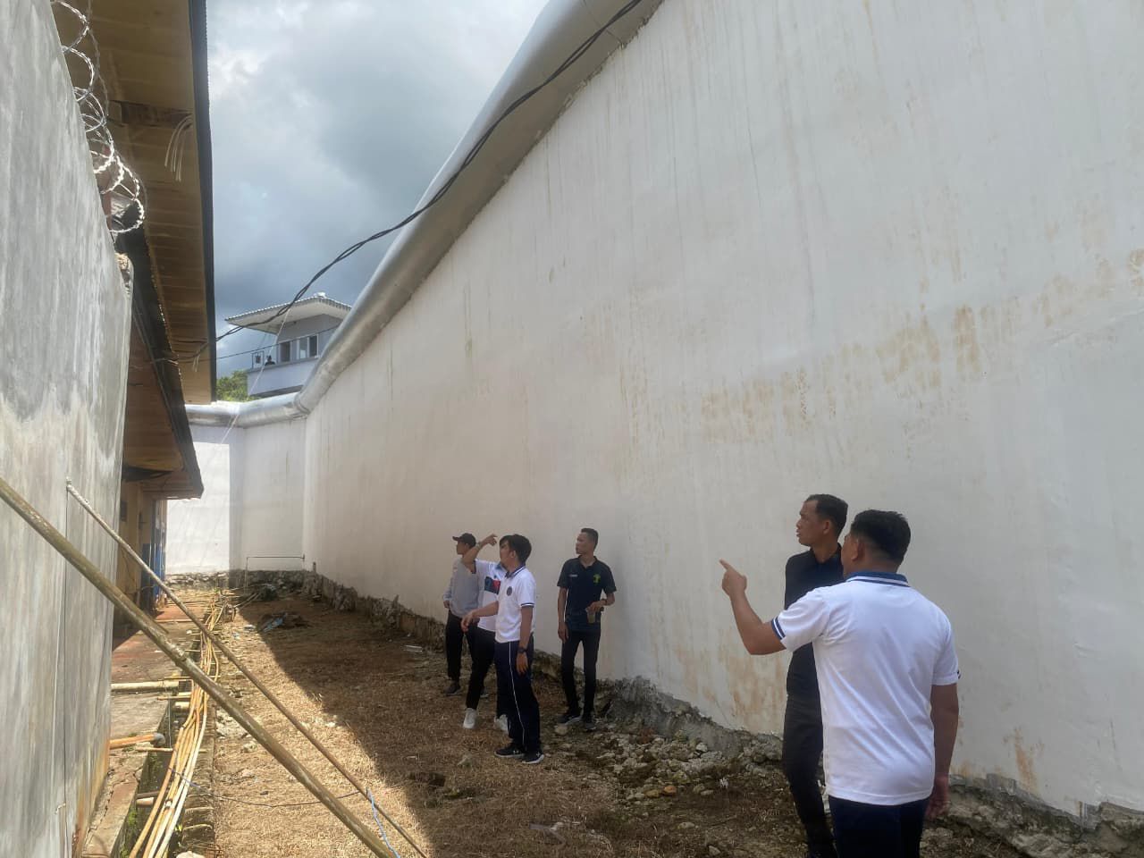 PERIKSA KONDISI BANGUNAN: Petugas Lapas Kelas II A Tarakan periksa kondisi bangunan pascagempa. (LAPAS KELAS II A TARAKAN UNTUK HRK)