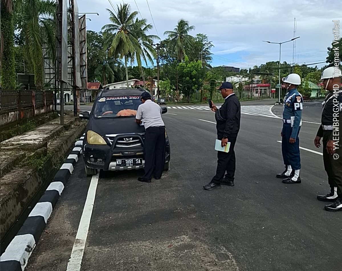 TEGURAN PARKIR LIAR: Petugas gabungan mendata kendaraan yang diduga parkir liar di badan jalan, Rabu (12/11). (SEPTIAN ASMADI/HRK)