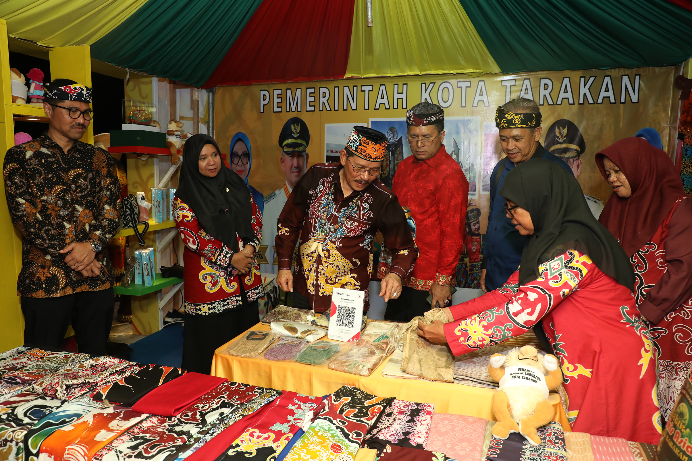FAIR EXPO: Wakil Gubernur Kaltara Ingkong Ala mengunjungi stand pameran usai membuka Benuanta Fest 2K25, beberapa waktu lalu.  (DKISP KALTARA)