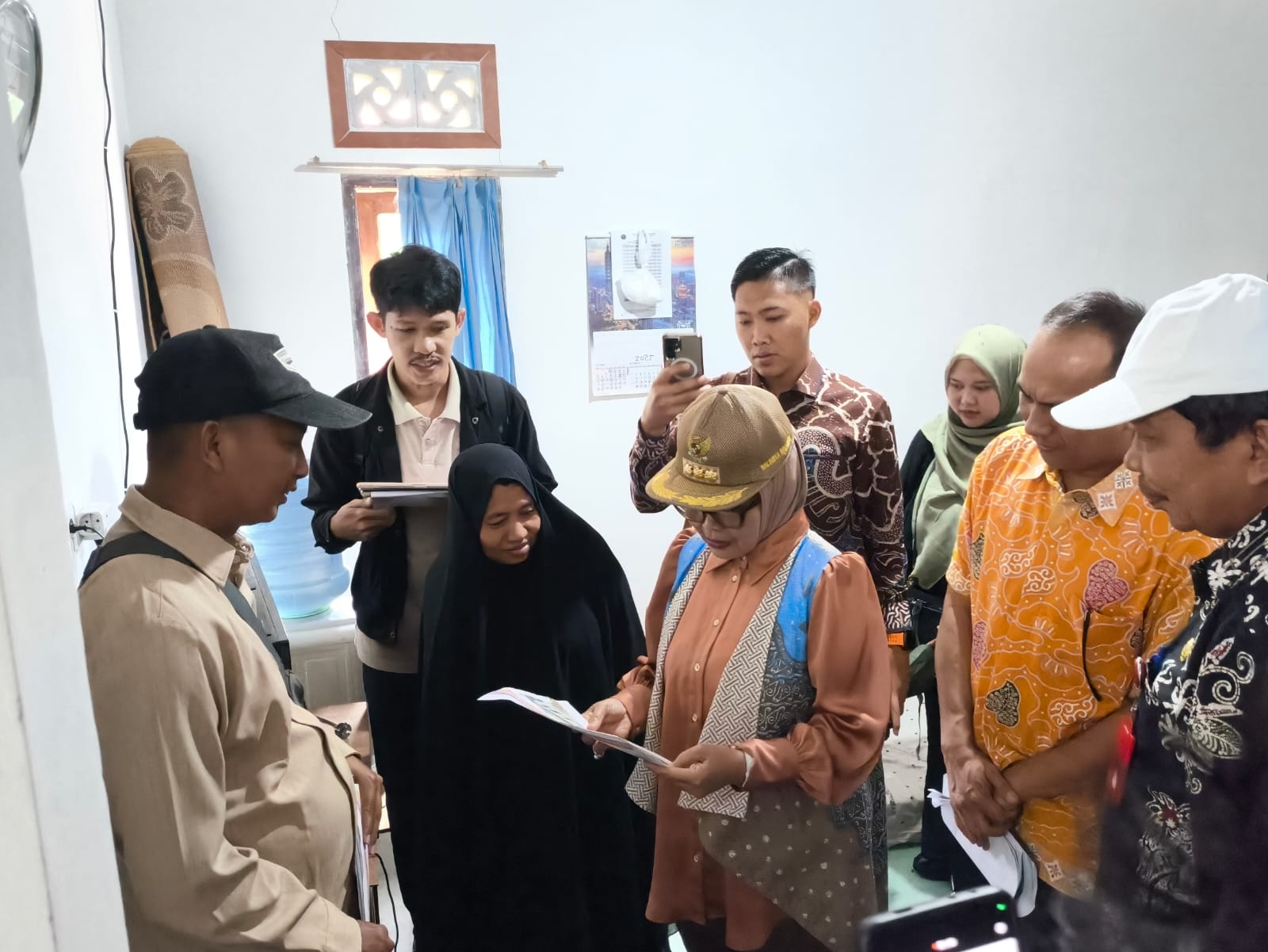 CEK LANGSUNG: Wali Kota Bontang Neni Moerniaeni saat meninjau rumah salah satu warga yang menerima bantuan BSPS. (DISKOMINFO BONTANG UNTUK BERAU POST)
