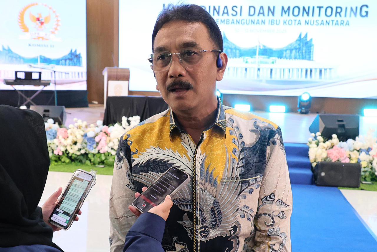 IKN: Sekjen Kementerian ATR/BPN Dalu Agung Darmawan saat mengikuti Rapat Koordinasi dan Monitoring Capaian Pembangunan Tahap 1 dan 2 IKN, di Kantor Kemenko 3, IKN. (ATR/BPN)