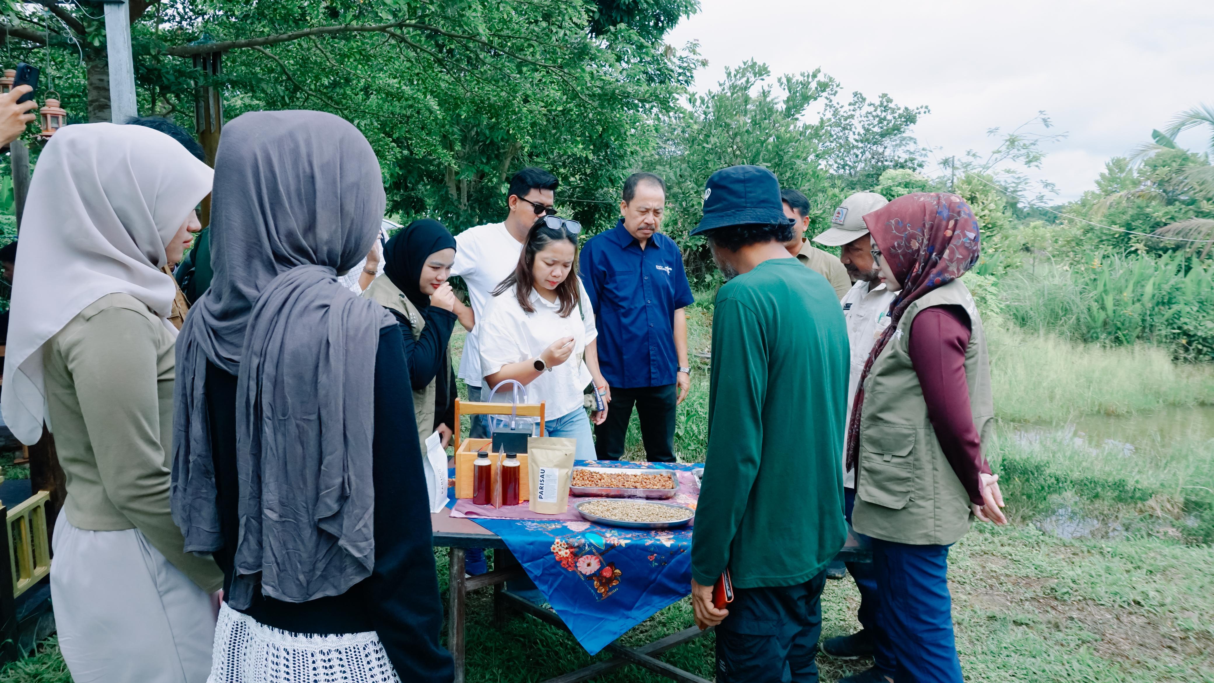 INTEGRASIKAN WISATA: Mahasiswa pascasarjana NHI Bandung mencoba mengintegrasikan paket wisata menuju KSPN melalui Pelabuhan Tanjung Batu. (IZZA/BP)