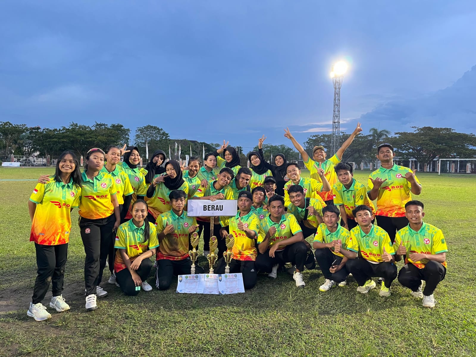 BAWA MEDALI: Tim Cabor Cricket Berau berhasil masuk dalam babak kualifikasi Porprov 2026 mendatang. (ARTA KUSUMA YUNANDA/BP)