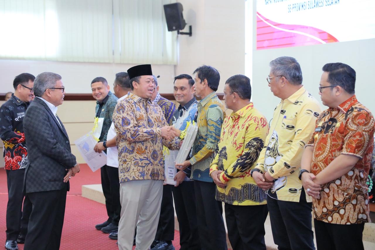 MENYERAHKAN: Menteri ATR/Kepala BPN, Nusron Wahid menyerahkan 254 sertipikat aset kepada kepala daerah di wilayah Sulawesi Selatan. (ATR/BPN)