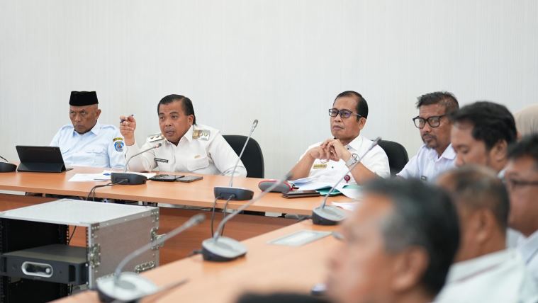 PIMPIN RAPAT: Wakil Wali Kota Bontang Agus Haris ingin menghilangkan praktik &lsquo;orang dalam&rsquo; saat rekrutmen pekerjaan. (SADAM UNTUK BERAU POST)