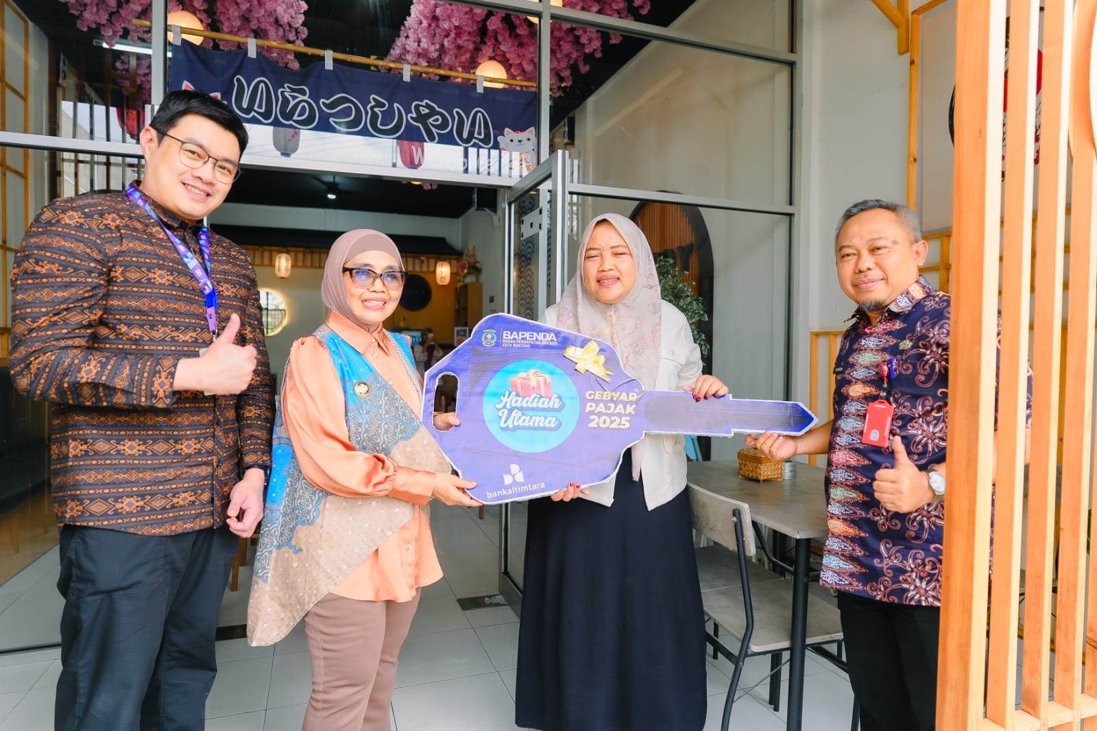 APRESIASI: Wali Kota Bontang Neni Moerniaeni menyerahkan hadiah utama sepeda motor kepada wajib pajak yang terpilih. (KMF-ADIEPRAJA UNTUK BERAU POST)