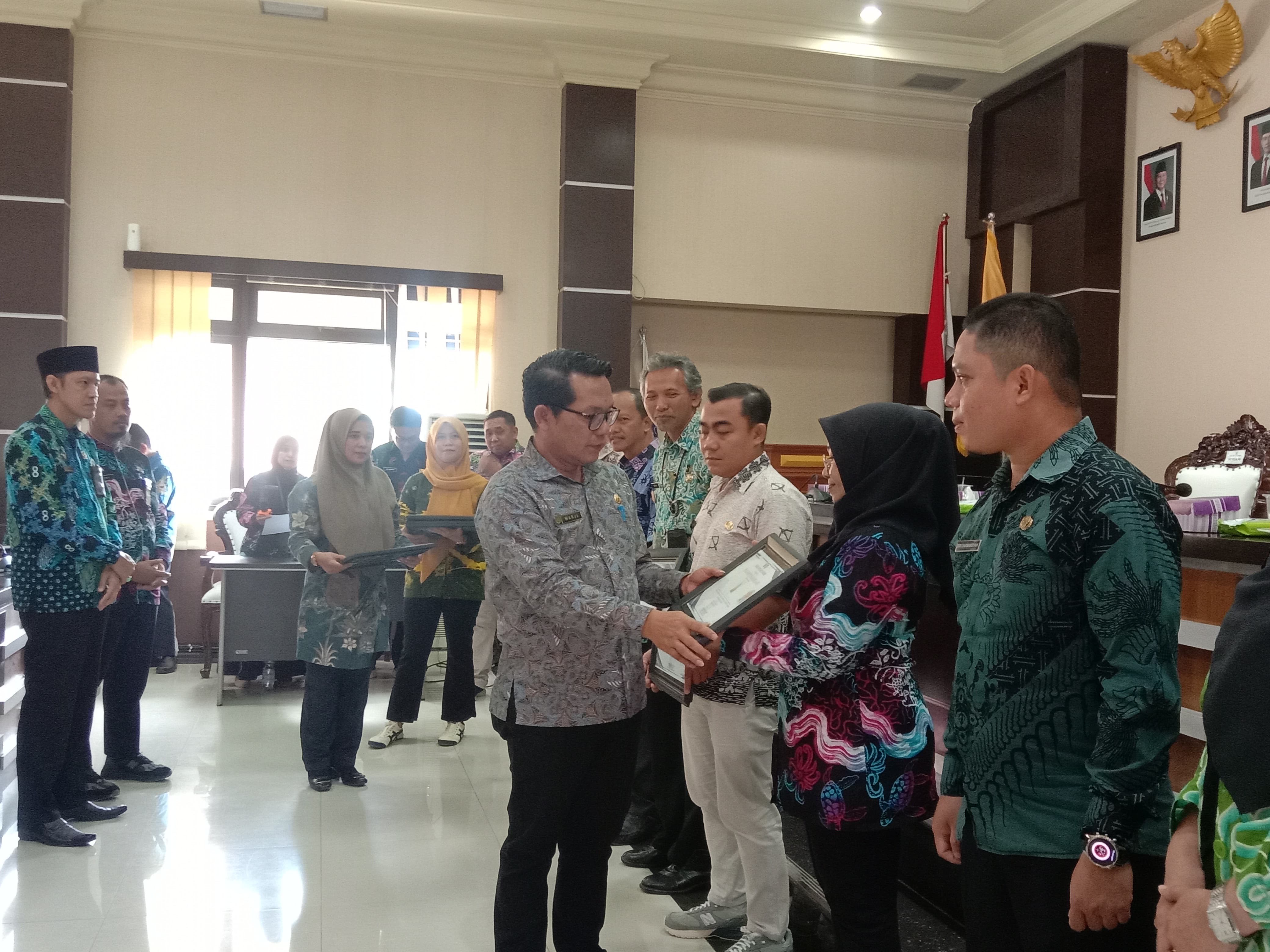 RAPAT KOORDINASI: Evaluasi kinerja penyelenggaraan adminduk dan pencatatan sipil yang dirangkai dengan pembukaan bimtek aparatur pelayanan adminduk serta Gebyar IKD,di Ruang Rapat Sangalaki. (IZZA/BP)