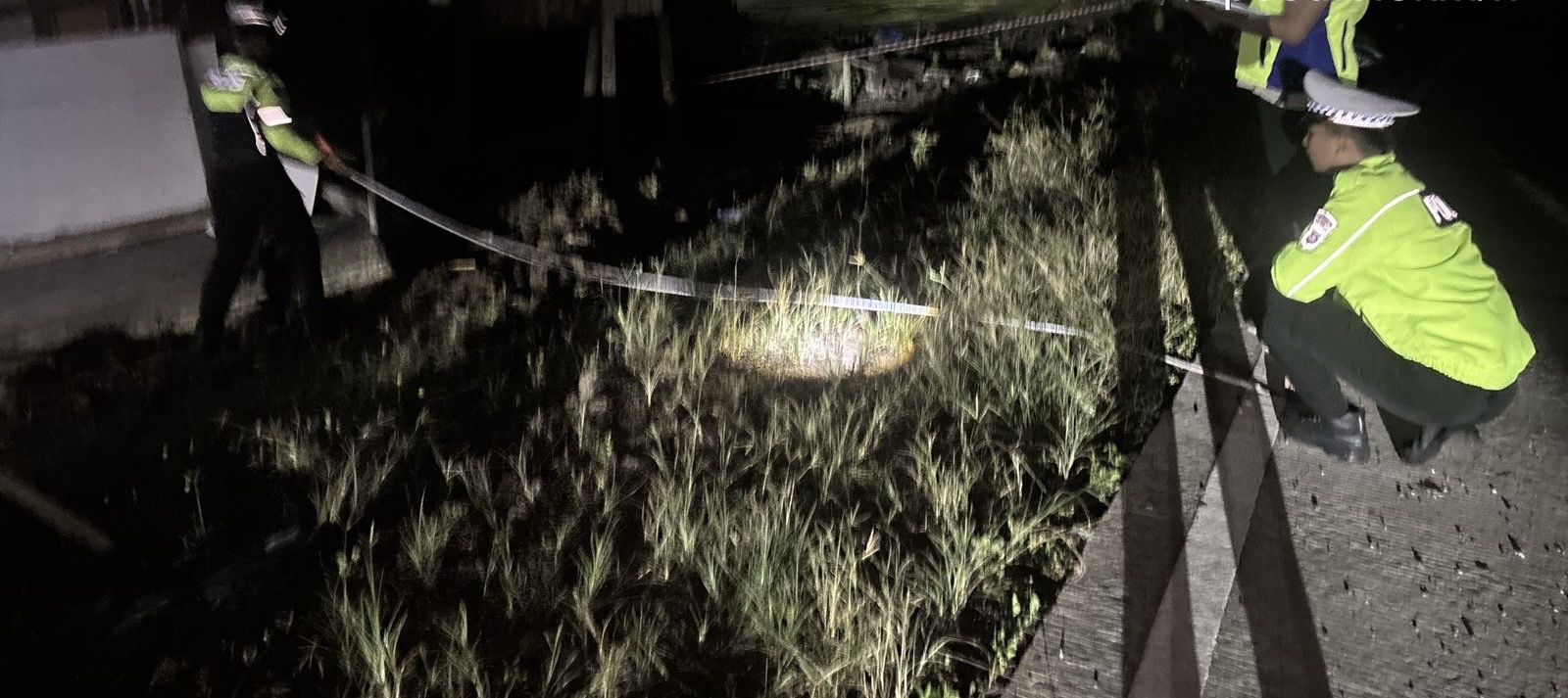 IDENTIFIKASI: Tim Satlantas Polres Berau saat melakukan olah TKP di lokasi kecelakaan kemarin. (SATLANTAS POLRES BERAU UNTUK BERAU POST)
