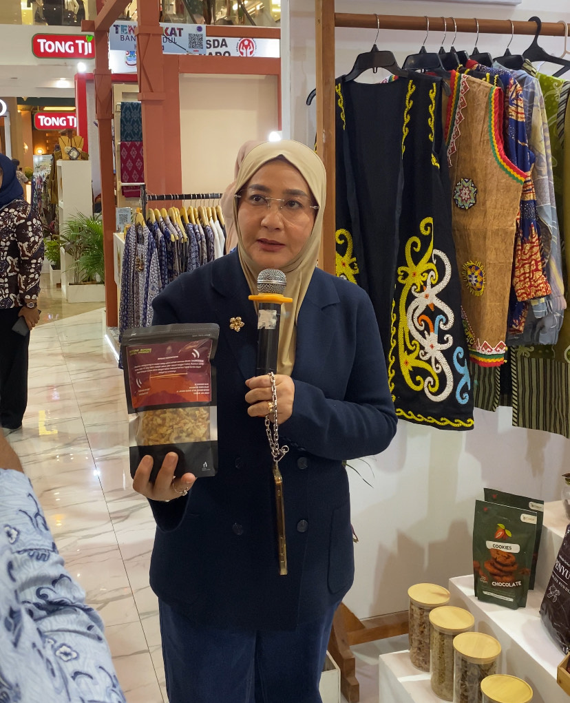 TURUN LANGSUNG: Bupati Berau, Sri Juniarsih, turun langsung memamerkan produk-produk khas yang dibawa kepada pengunjung yang datang. (SENO/BP)