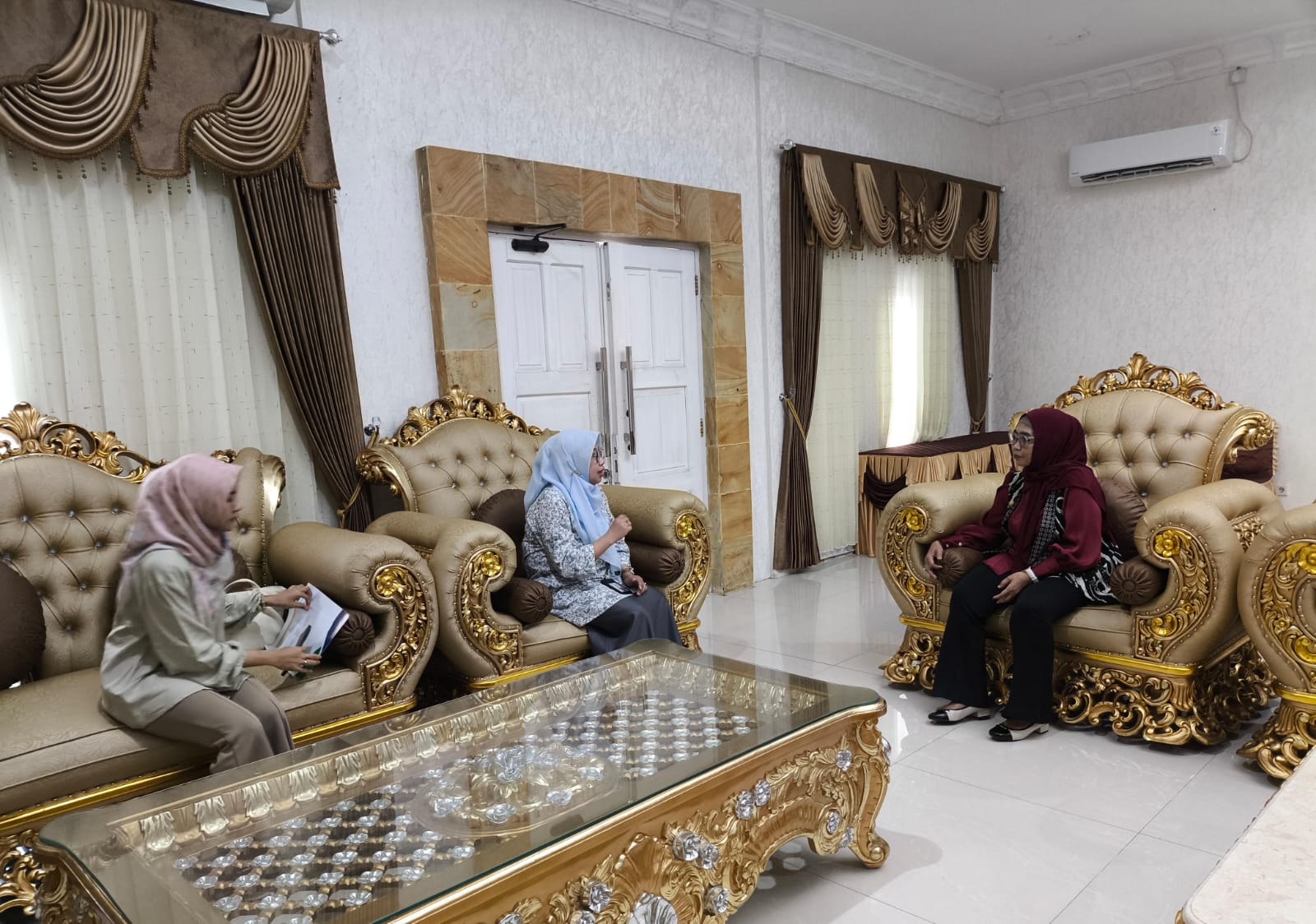 KOMITMEN: Wali Kota Bontang Neni Moerniaeni saat bertemu dengan jajaran BPJS Kesehatan Kota Bontang. (DWI KURNIAWAN UNTUK BERAU POST)