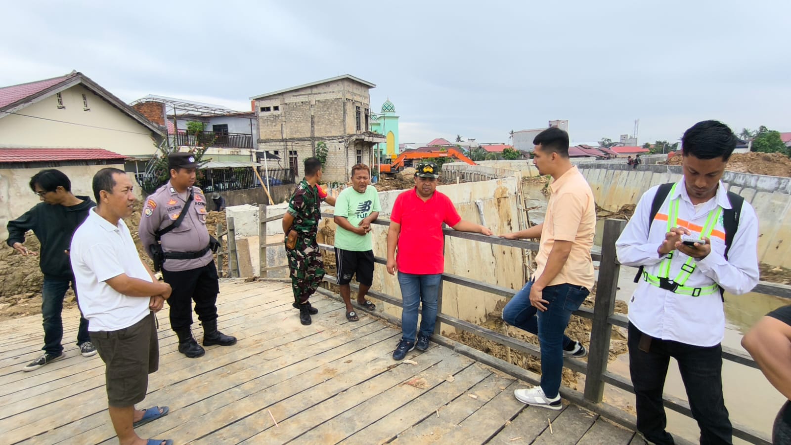 TINJAU: Wakil Wali Kota Bontang Agus Haris saat meninjau pengerjaan turap di aliran sungai Jalan Bulu Tangkis Dua, Kelurahan Api-Api, Jumat (14/11). (NASRULLAH UNTUK BERAU POST)