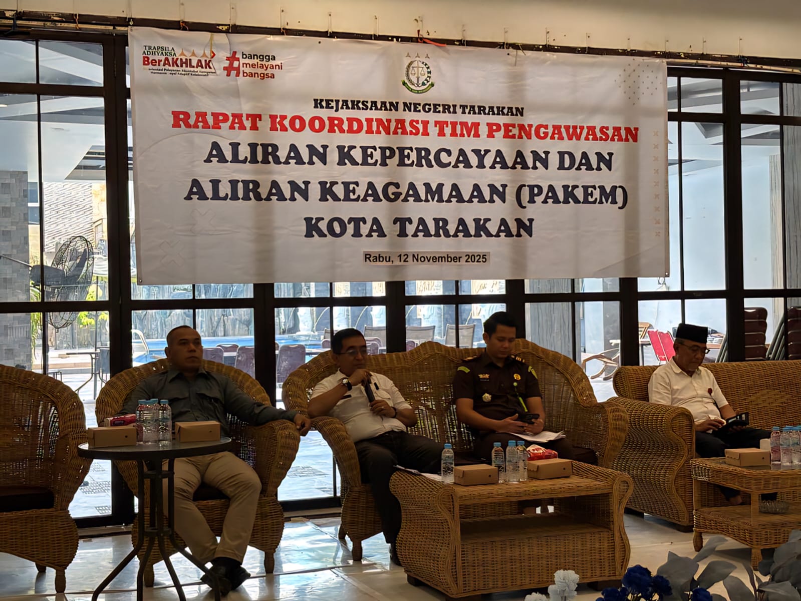KOORDINASI: Tim Pakem Tarakan berkoordinasi terkait deteksi dini dinamika aliran kepercayaan, Jumat (14/11). (SEPTIAN ASMADI/HRK)