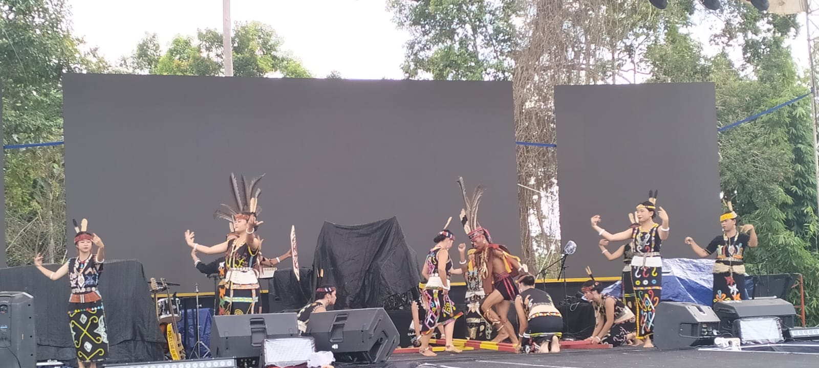 BUDAYA: Penampilan etnis Dayak Tahol yang meramaikan Benuanta Fest 2K25 di Kebun Raya Bundayati Tanjung Selor. (IPUNK/HRK)