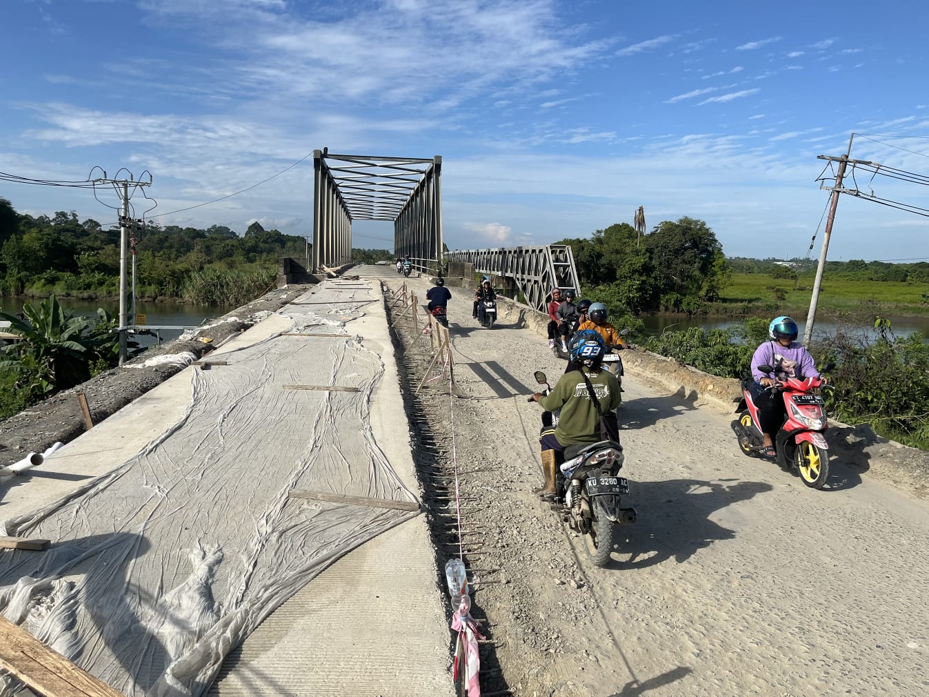 PENGERJAAN OPRIT JEMBATAN: Penutupan sementara agar pekerjaan konstruksi berjalan sesuai standar keselamatan dan mutu. (FAISAL/HRK)