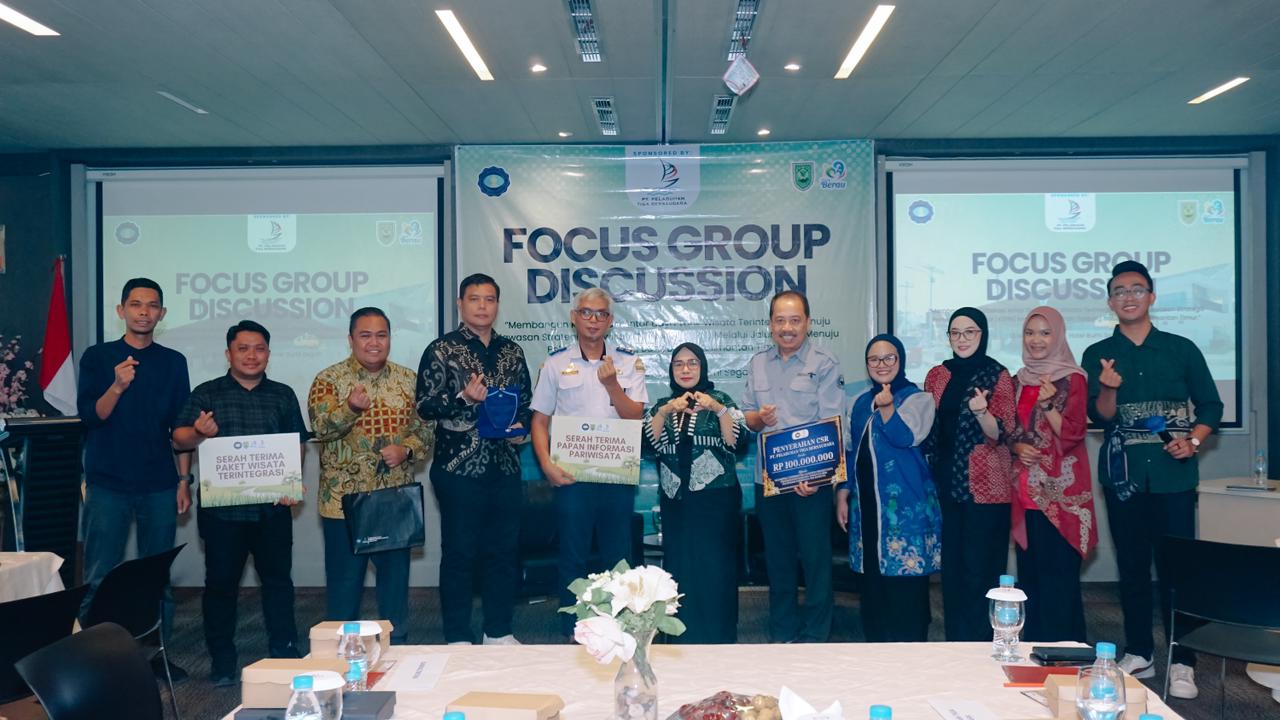 ABADIKAN MOMEN: Peneliti Mahasiswa Program Studi Pascasarjana Politeknik Pariwisata NHI Bandung saat melaksanakan focus group discussion bersama Pokdarwis Kampung Tanjung Batu. (IZZA/BP)