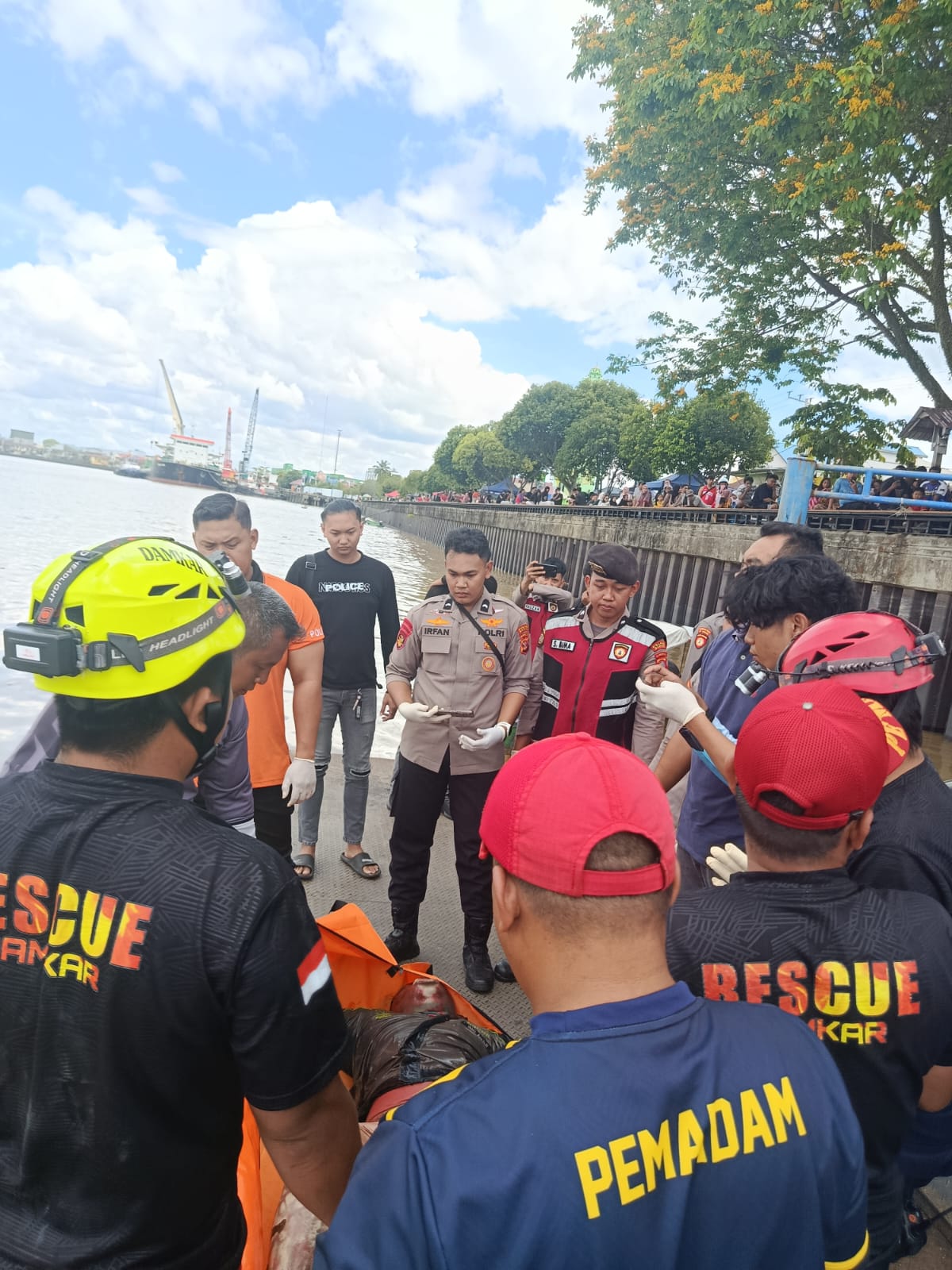 EVAKUASI: Tim gabungan melakukan evakuasi terhadap jasad Mr.X di Sungai Segah. (BPBD UNTUK BERAU POST)
