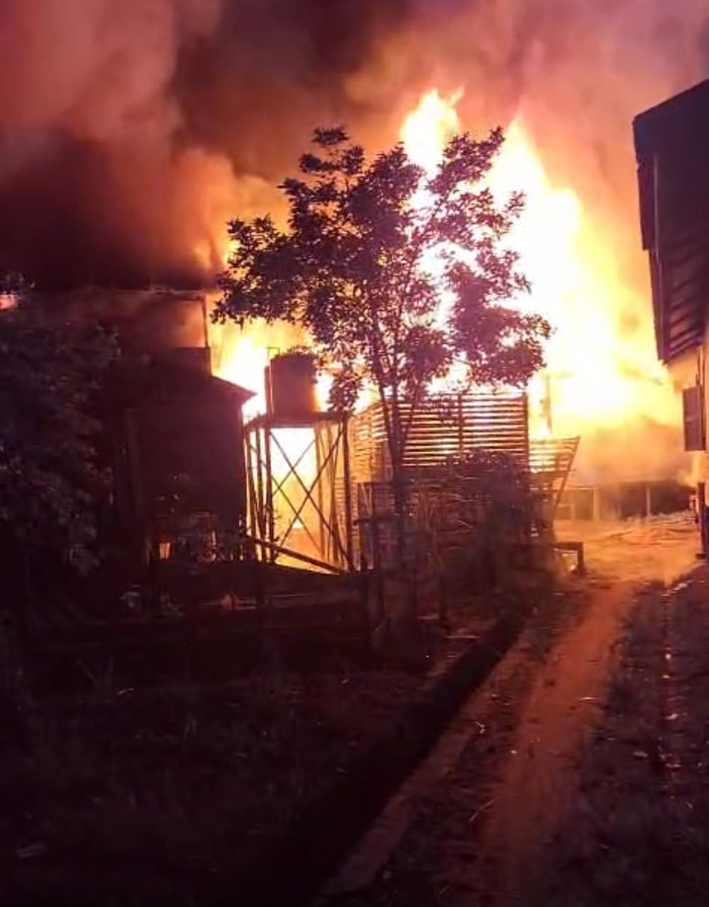 KOBARAN API: Api berkobar Kampung Bena Baru, Kecamatan Sambaliung pada pukul 19.00 Wita. (DAYAT/BP)