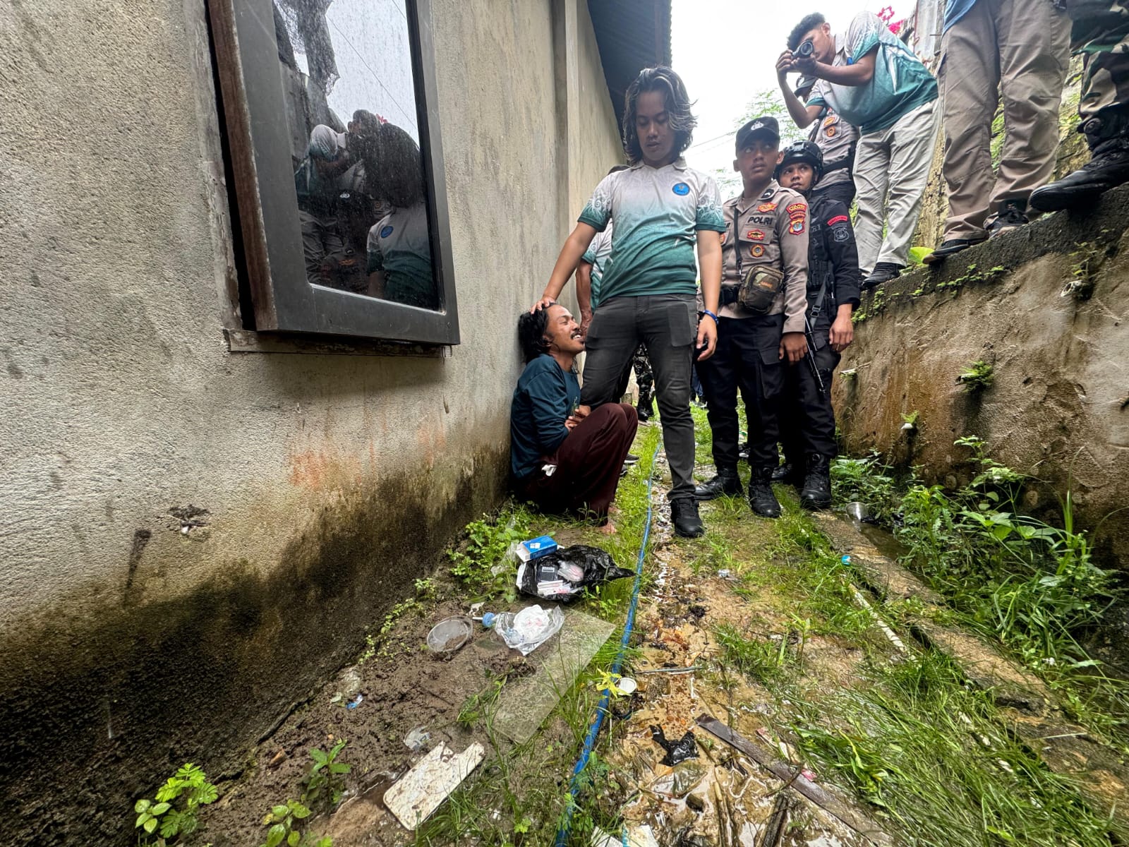 KAMPUNG NARKOBA: Petugas BNNP Kaltara saat melakukan operasi terpadu belum lama ini. (HRK)
