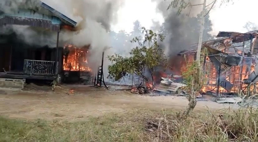 PENDINGINAN: Tim damkar saat melakukan pemadaman di lokasi kebakaran kemarin. (TIM GABUNGAN UNTUK BERAU POST)