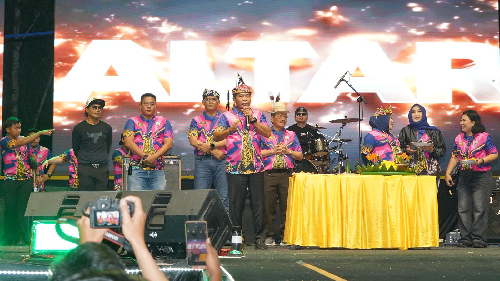 PENUTUPAN: Gubernur Kaltara Zainal A. Paliwang didampingi Wagub Ingkong Ala resmi menutup gelaran Benuanta Fest 2K25 di Kebun Raya Bundayati, Sabtu (15/11) malam. (DKISP KALTARA)