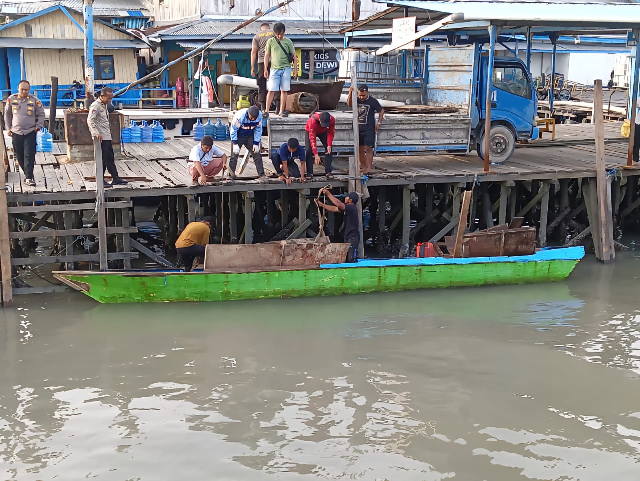 DITAHAN: Perahu bermuatan besi dan mesin saat diamankan di Mako Satpolairud Polres Tarakan, Sabtu (15/11) lalu. (SEPTIAN ASMADI/HRK)