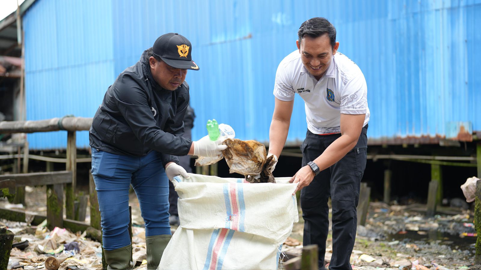 JAGA KEBERSIHAN: Wakil Wali Kota Bontang Agus Haris saat mengikuti gerakan pungut sampah di Kelurahan Tanjung Laut Indah, Sabtu (15/11). (KMF-FIRMAN UNTUK BERAU POST)