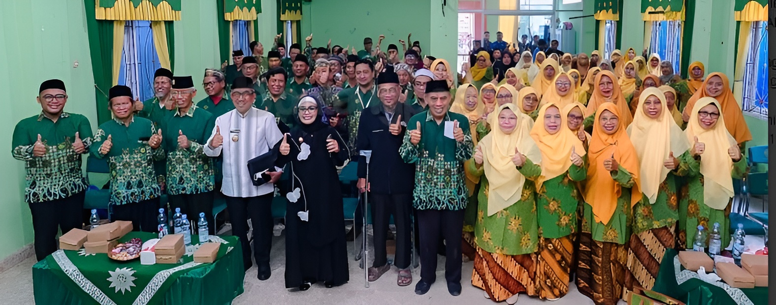 DUKUNG PENDIDIKAN: Wali Kota Bontang Neni Moerniaeni berfoto bersama seusai membuka Pelatihan Baitul Arqam. (PROKOMPIM BONTANG UNTUK BERAU POST)