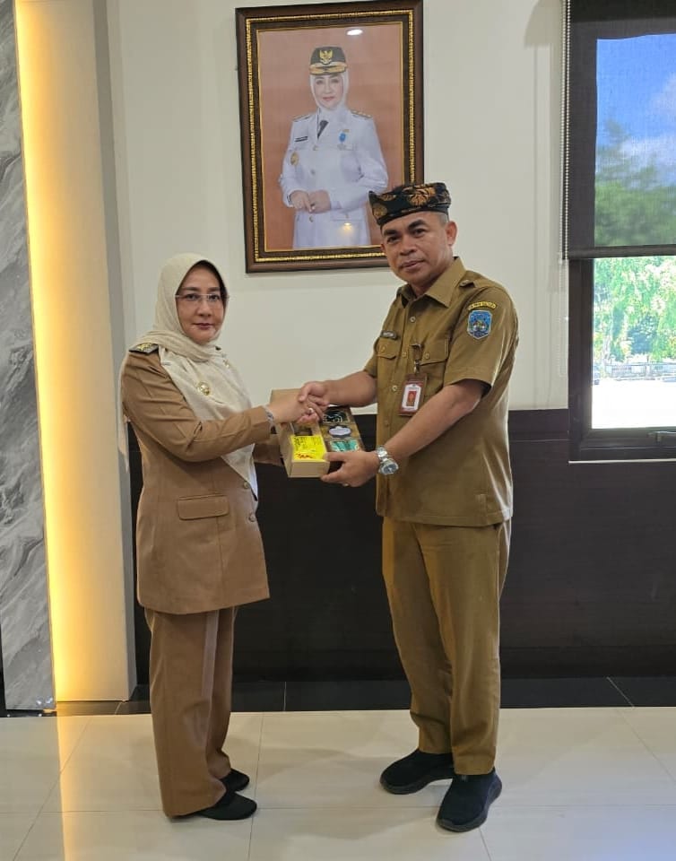 BAHAS JALAN: Asisten dua Provinsi Kaltara Bustan saat diterima di ruang kerja bupati Berau Sri Juniarsih. (Ist)