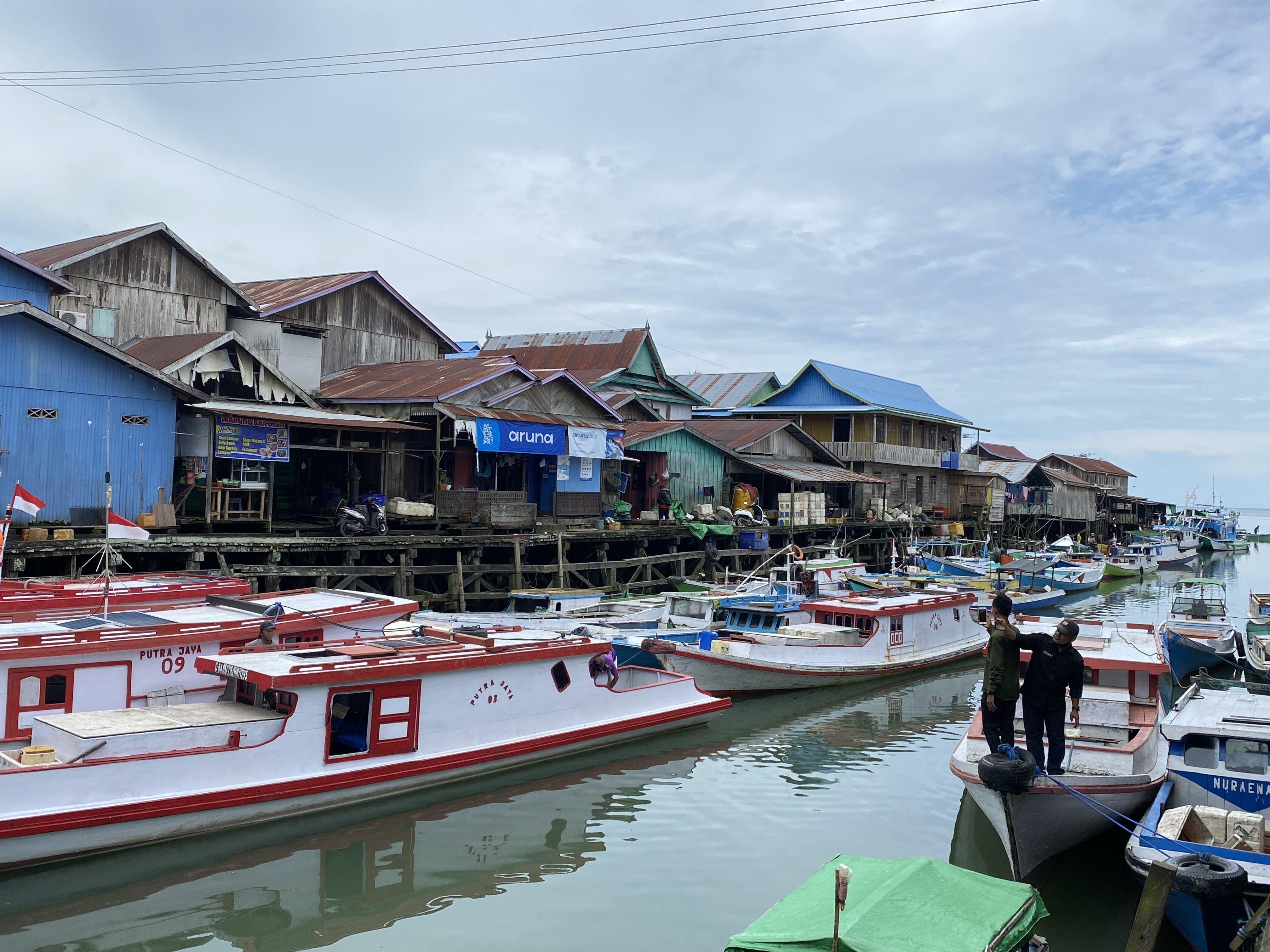ILUSTRASI: Gerai izin kapal nelayan yang sebelumnya dijadwalkan 4-6 November di 3 kampung pesisir terpaksa ditunda, lantaran kesiapan administrasi yang belum rampung. (IZZA/BP)